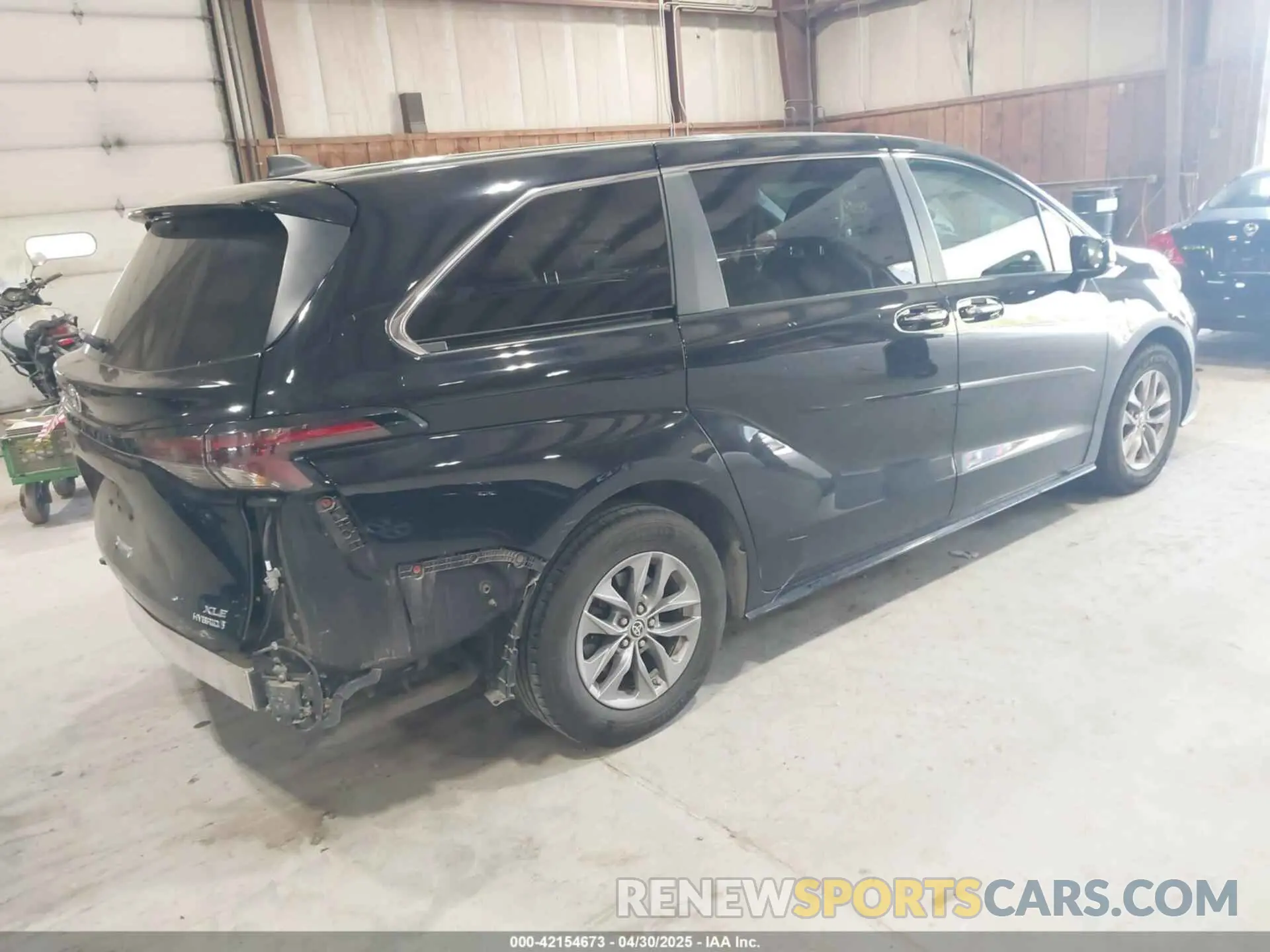 4 Photograph of a damaged car 5TDYRKEC5PS148076 TOYOTA SIENNA 2023