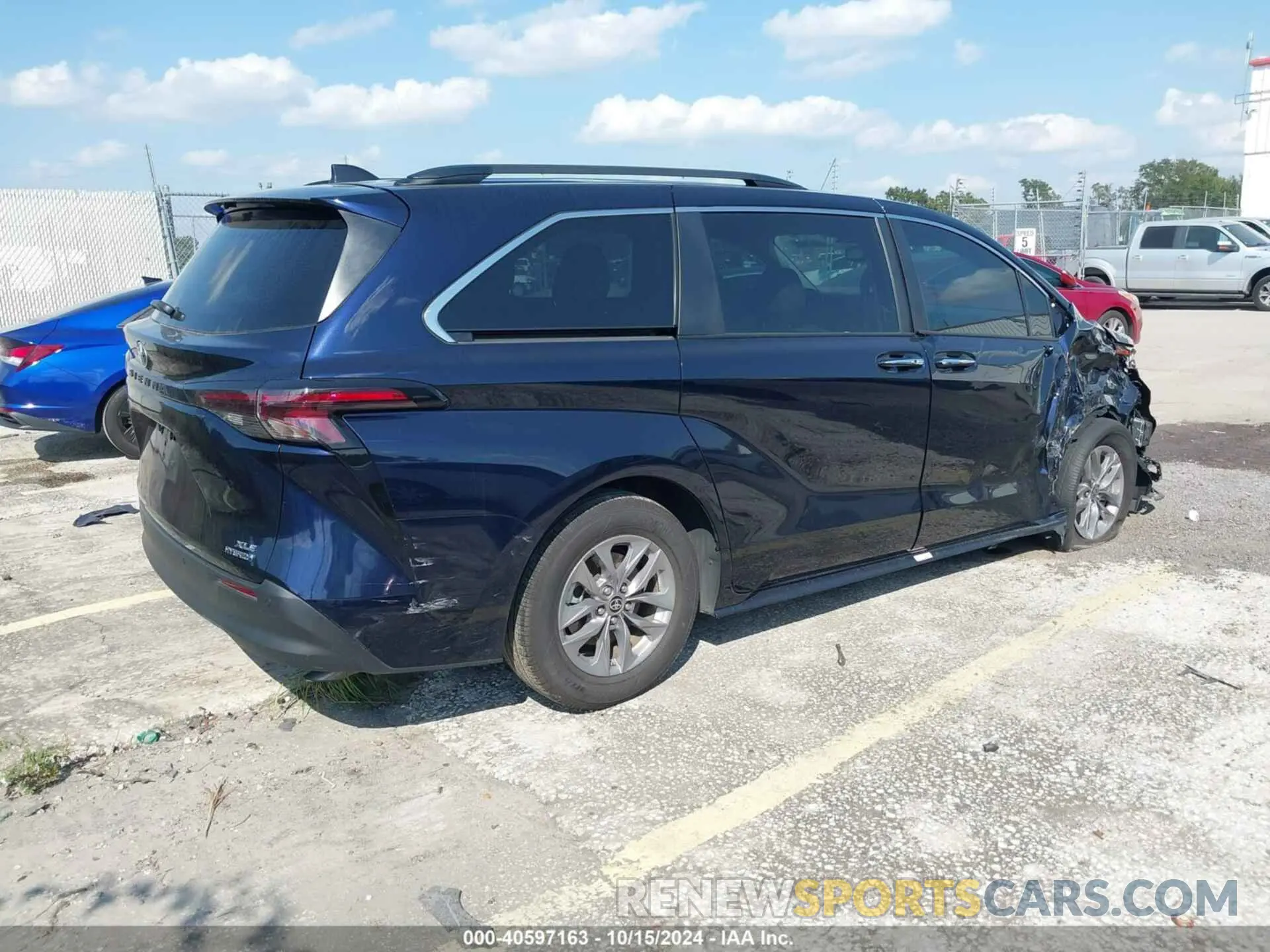 4 Photograph of a damaged car 5TDYRKEC6PS163718 TOYOTA SIENNA 2023