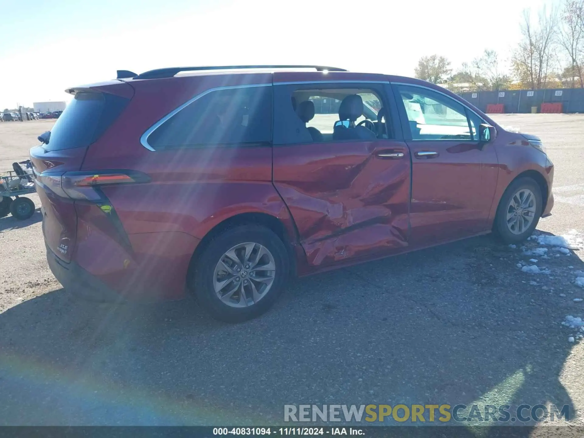 4 Photograph of a damaged car 5TDYRKEC6PS165369 TOYOTA SIENNA 2023