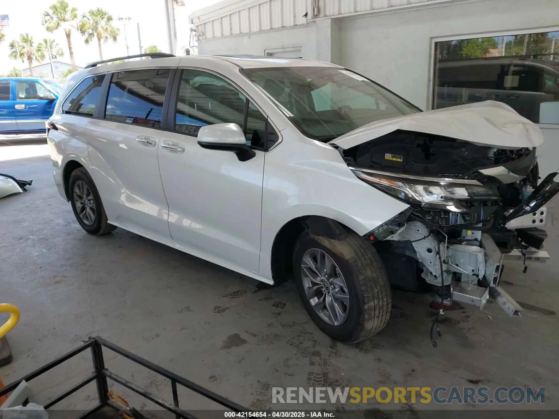 1 Photograph of a damaged car 5TDYRKEC9PS176415 TOYOTA SIENNA 2023