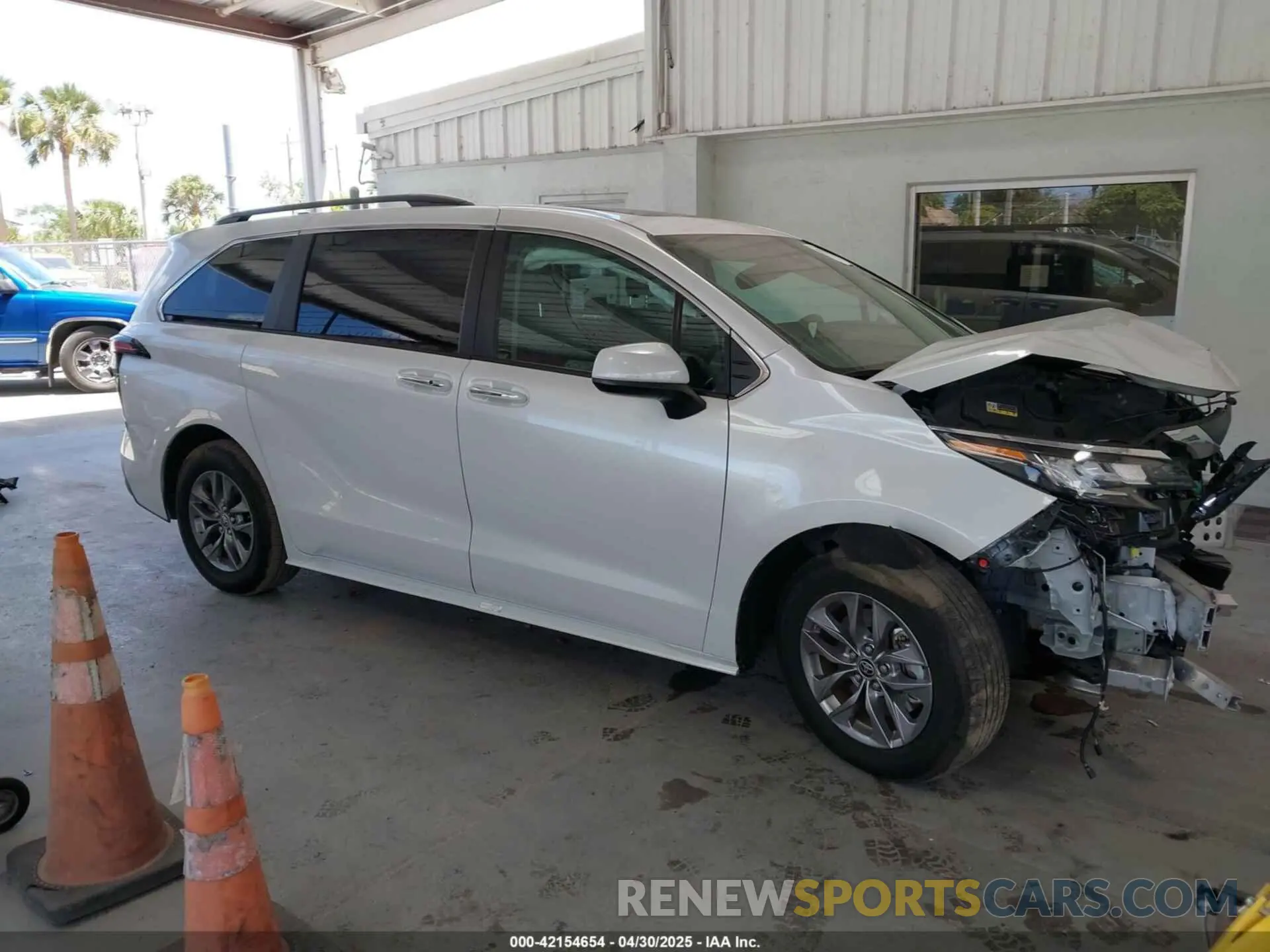 14 Photograph of a damaged car 5TDYRKEC9PS176415 TOYOTA SIENNA 2023
