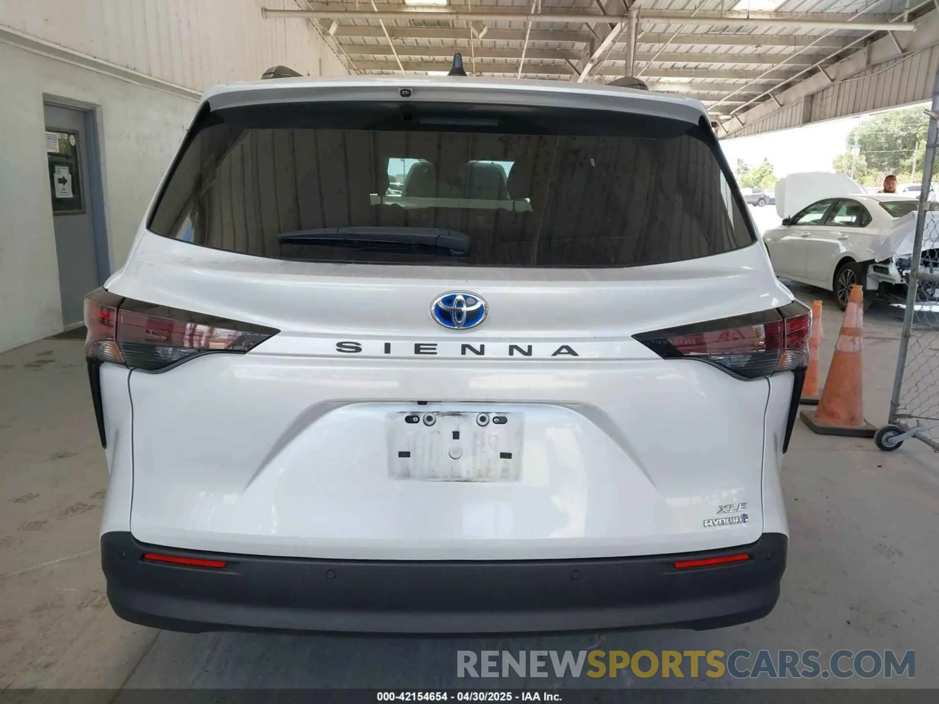17 Photograph of a damaged car 5TDYRKEC9PS176415 TOYOTA SIENNA 2023