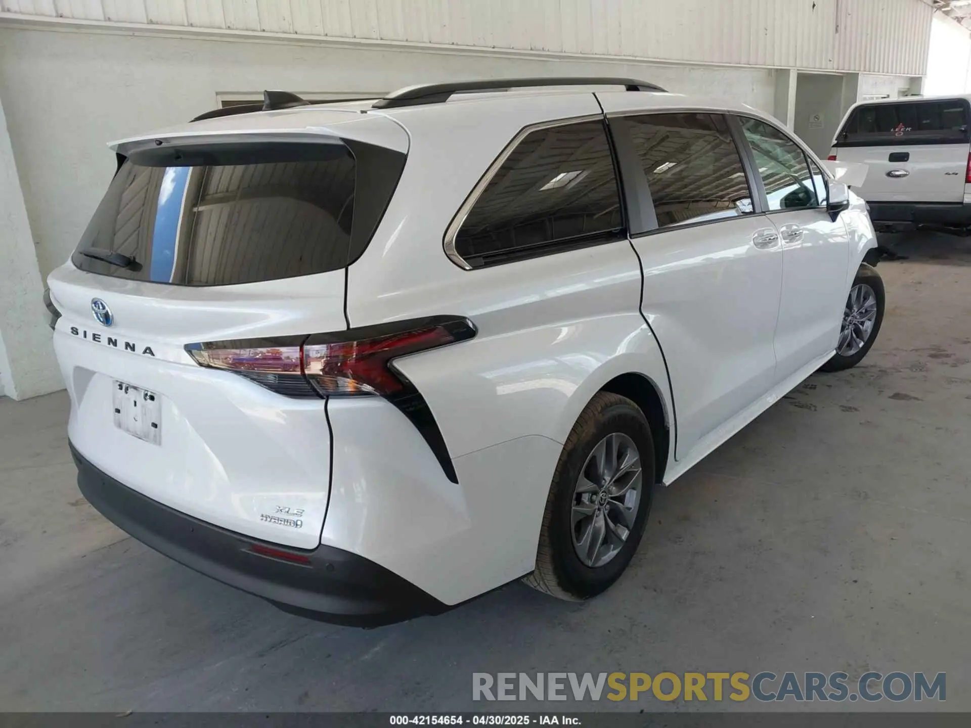 4 Photograph of a damaged car 5TDYRKEC9PS176415 TOYOTA SIENNA 2023