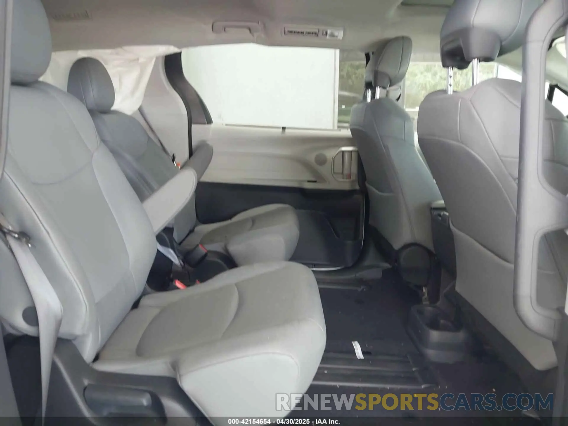 8 Photograph of a damaged car 5TDYRKEC9PS176415 TOYOTA SIENNA 2023