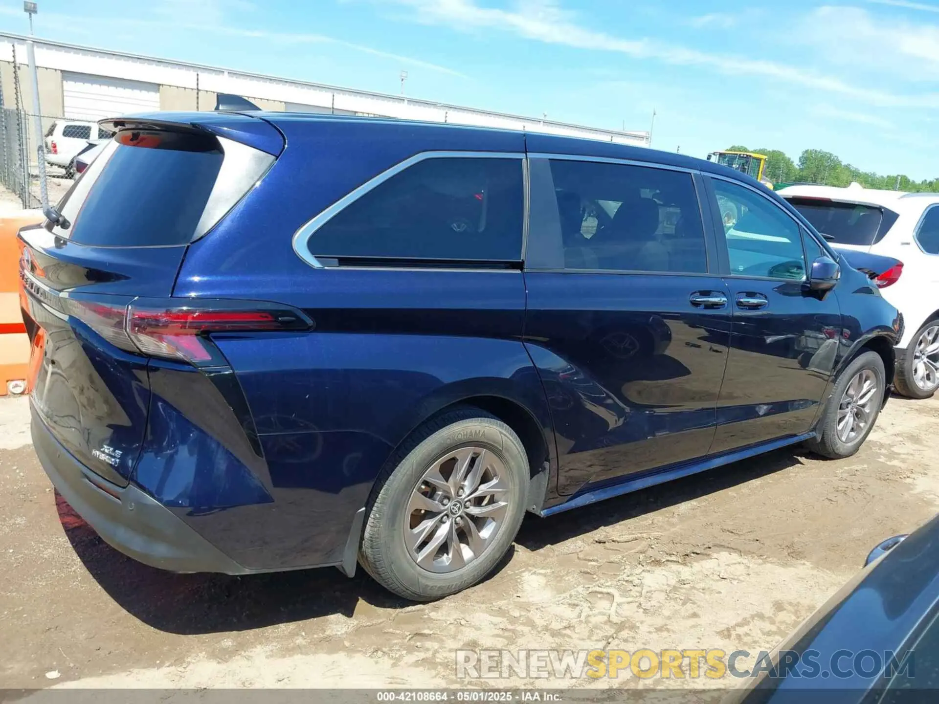14 Photograph of a damaged car 5TDYSKFC6PS081443 TOYOTA SIENNA 2023
