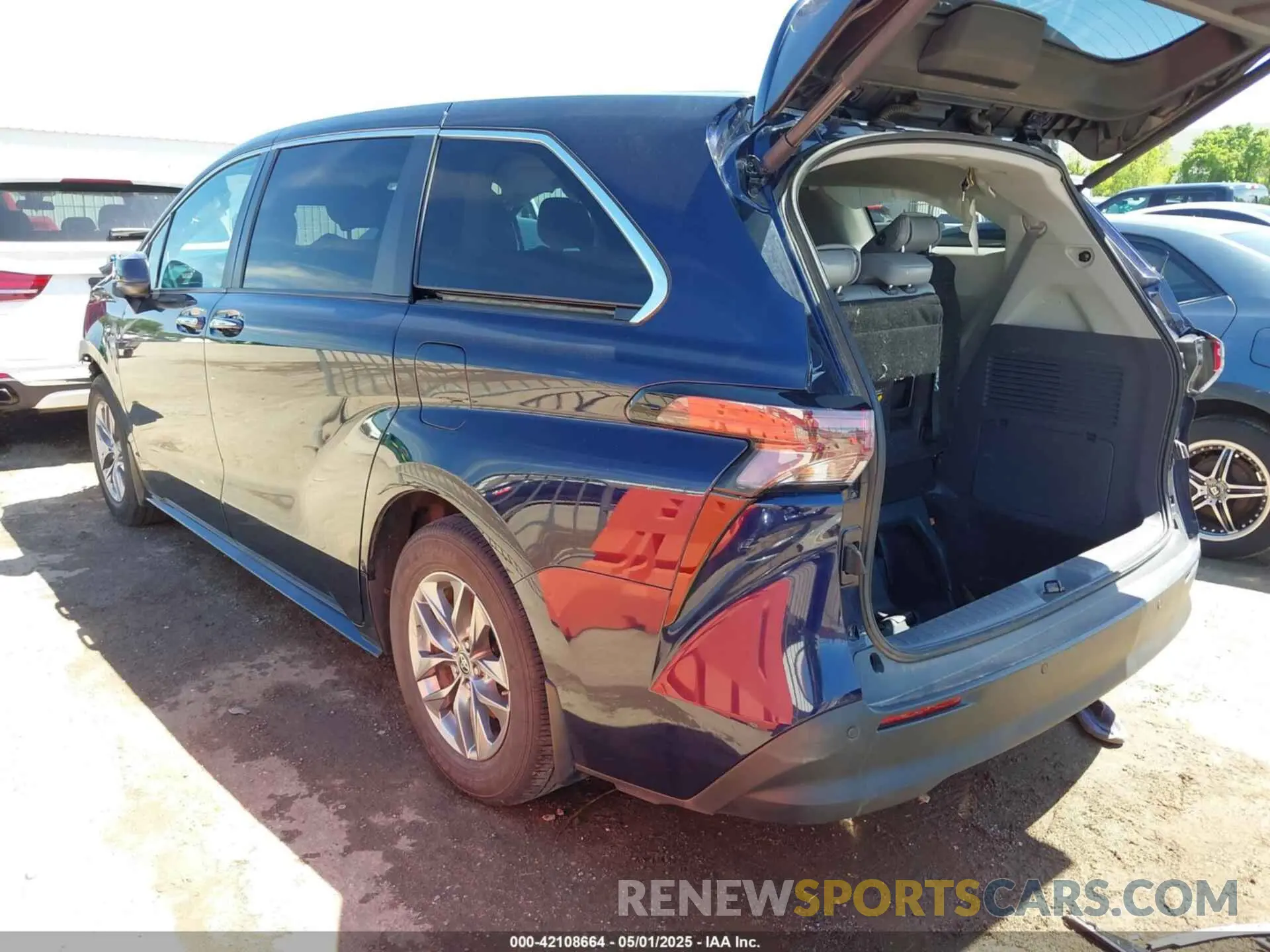 3 Photograph of a damaged car 5TDYSKFC6PS081443 TOYOTA SIENNA 2023