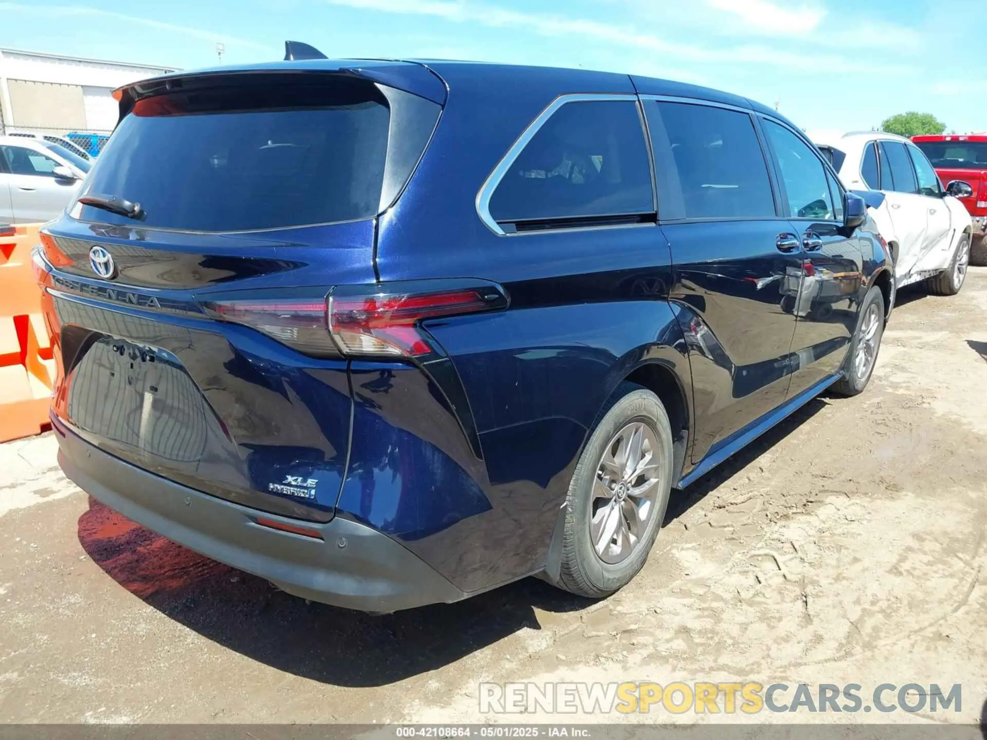 4 Photograph of a damaged car 5TDYSKFC6PS081443 TOYOTA SIENNA 2023