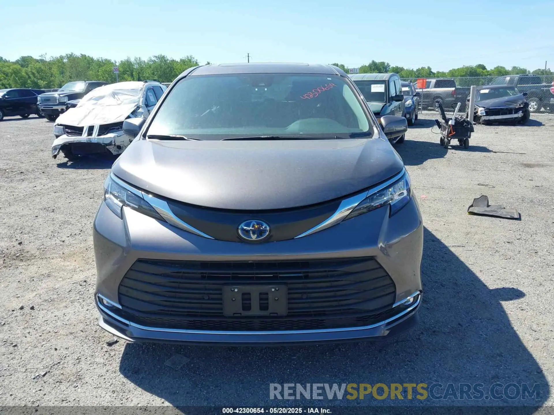 12 Photograph of a damaged car 5TDYSKFC8PS083887 TOYOTA SIENNA 2023