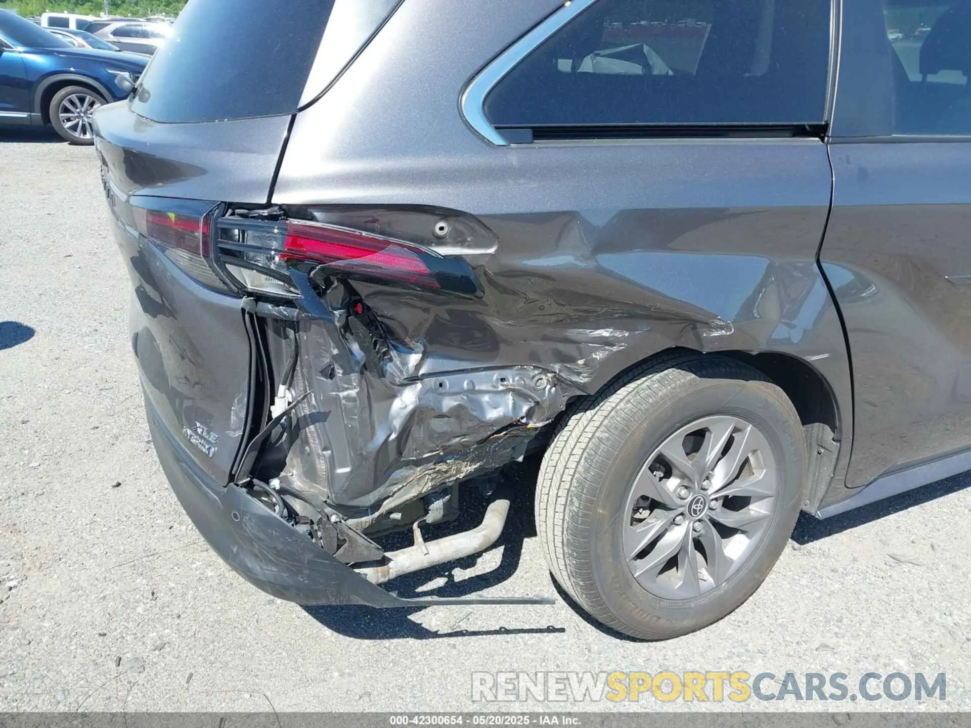 6 Photograph of a damaged car 5TDYSKFC8PS083887 TOYOTA SIENNA 2023