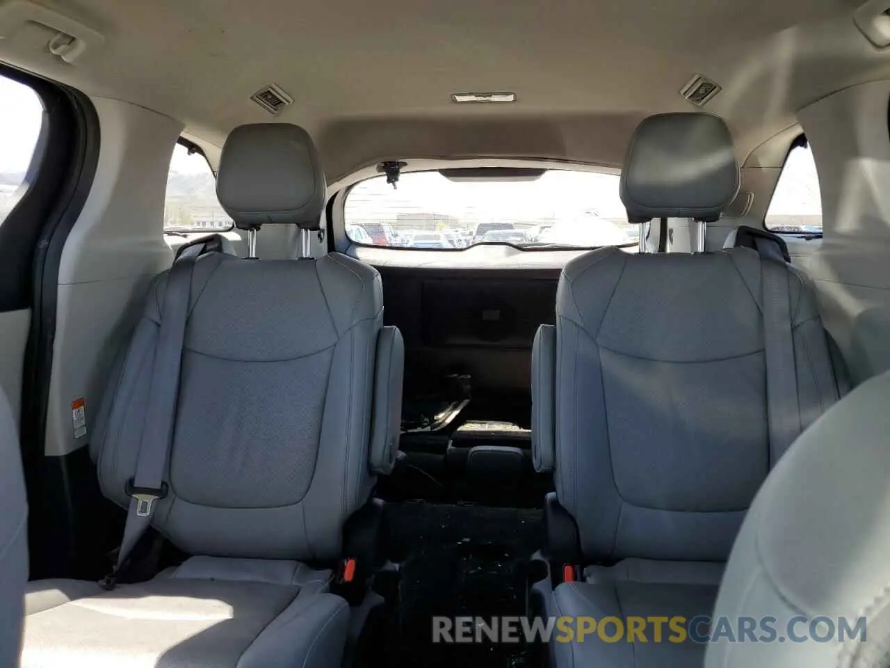 10 Photograph of a damaged car 5TDZSKFC8PS096076 TOYOTA SIENNA 2023