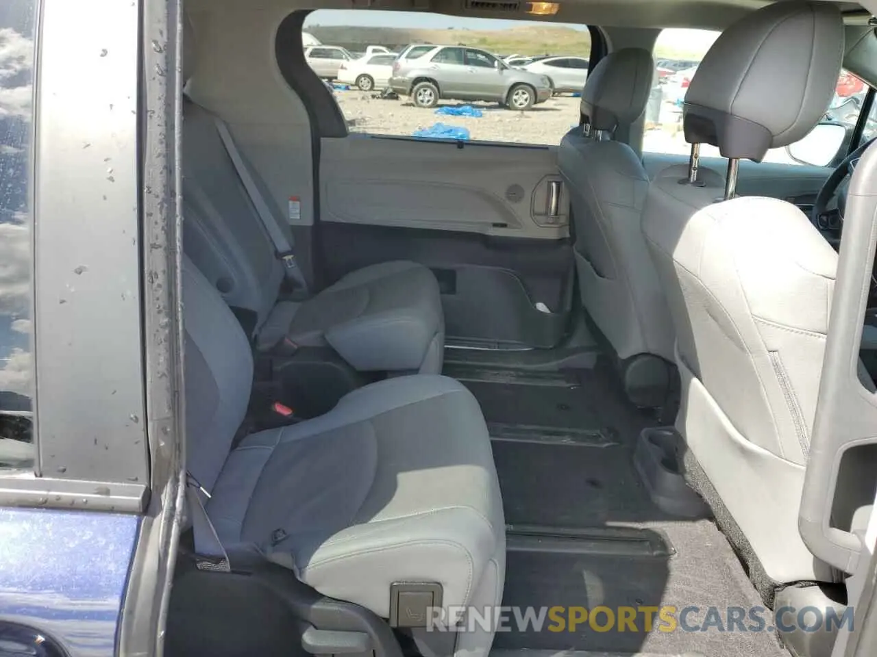 11 Photograph of a damaged car 5TDZSKFC8PS096076 TOYOTA SIENNA 2023