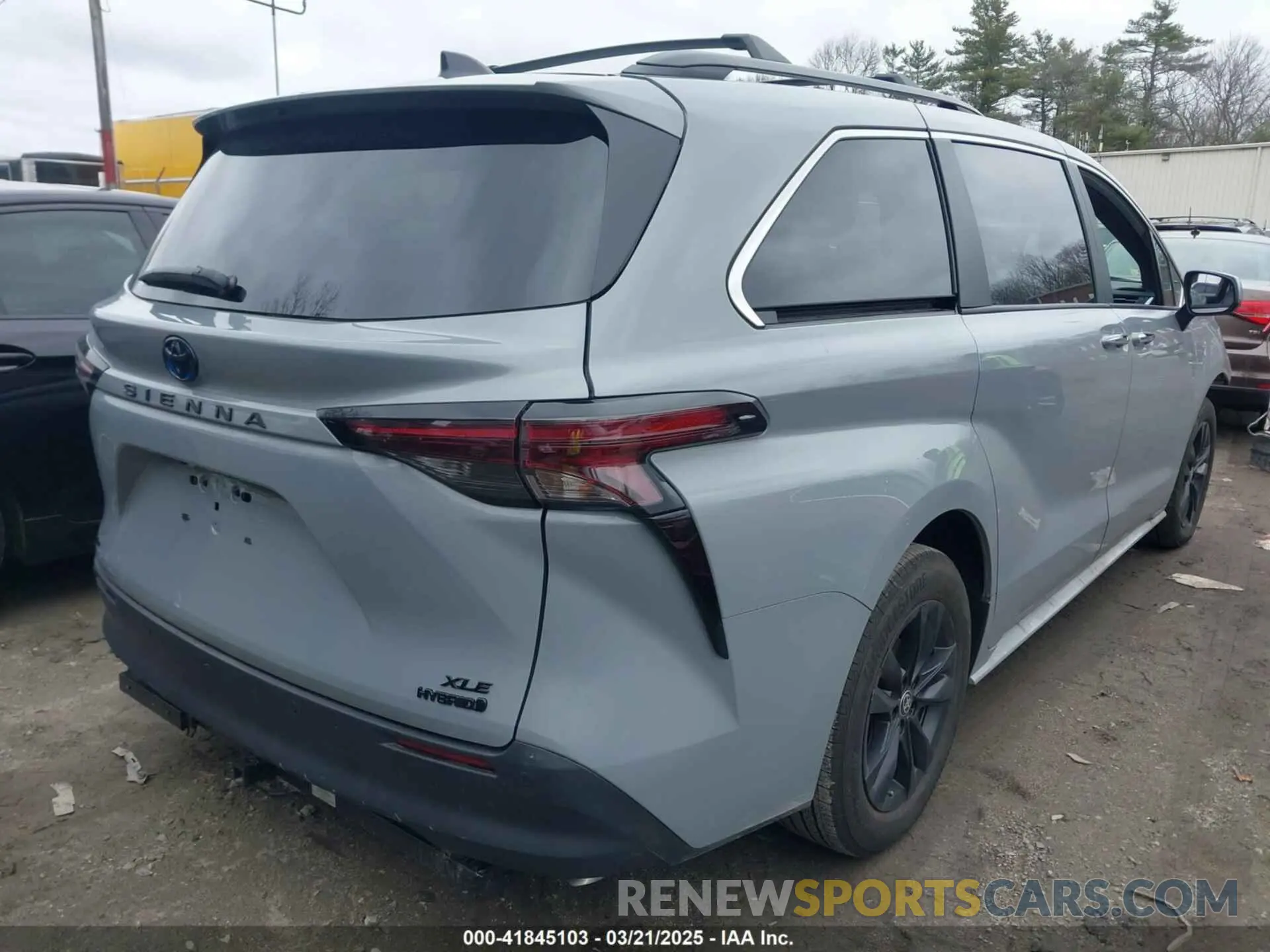 4 Photograph of a damaged car 5TDCSKFC6RS152766 TOYOTA SIENNA 2024
