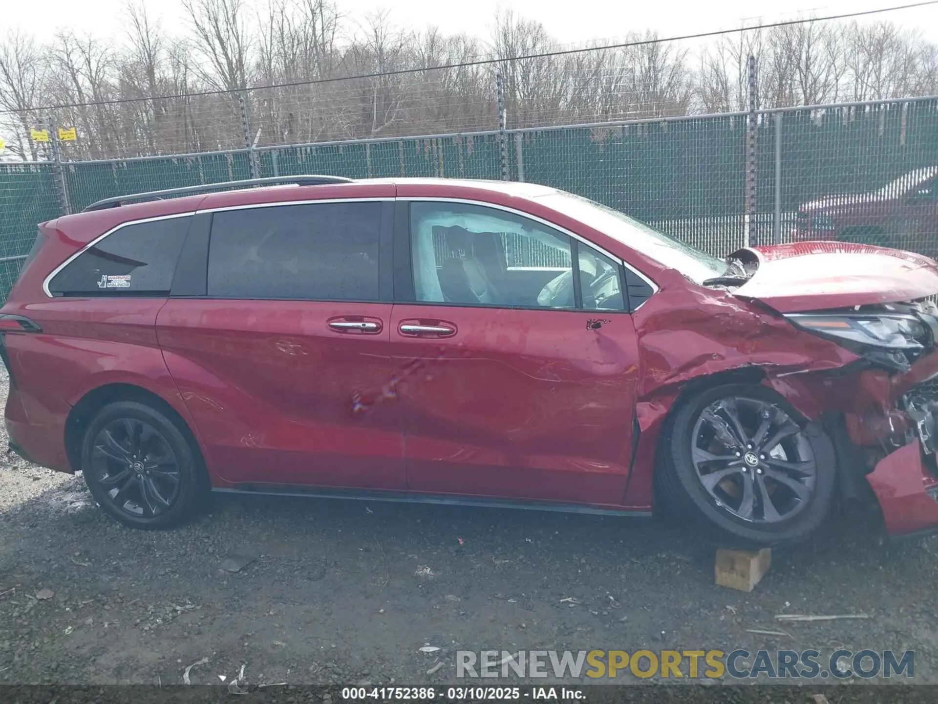 13 Photograph of a damaged car 5TDDRKEC0RS211165 TOYOTA SIENNA 2024