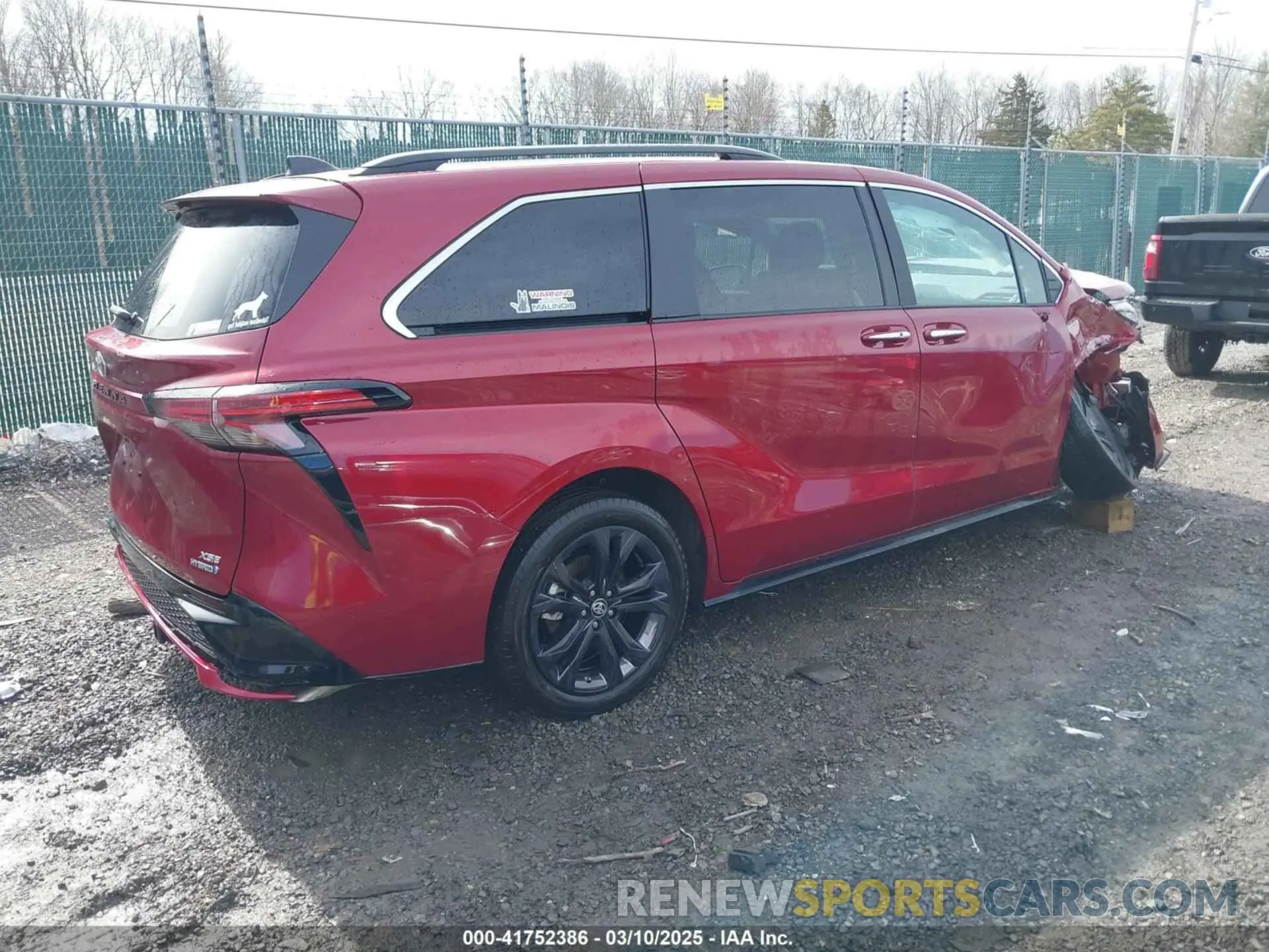 4 Photograph of a damaged car 5TDDRKEC0RS211165 TOYOTA SIENNA 2024