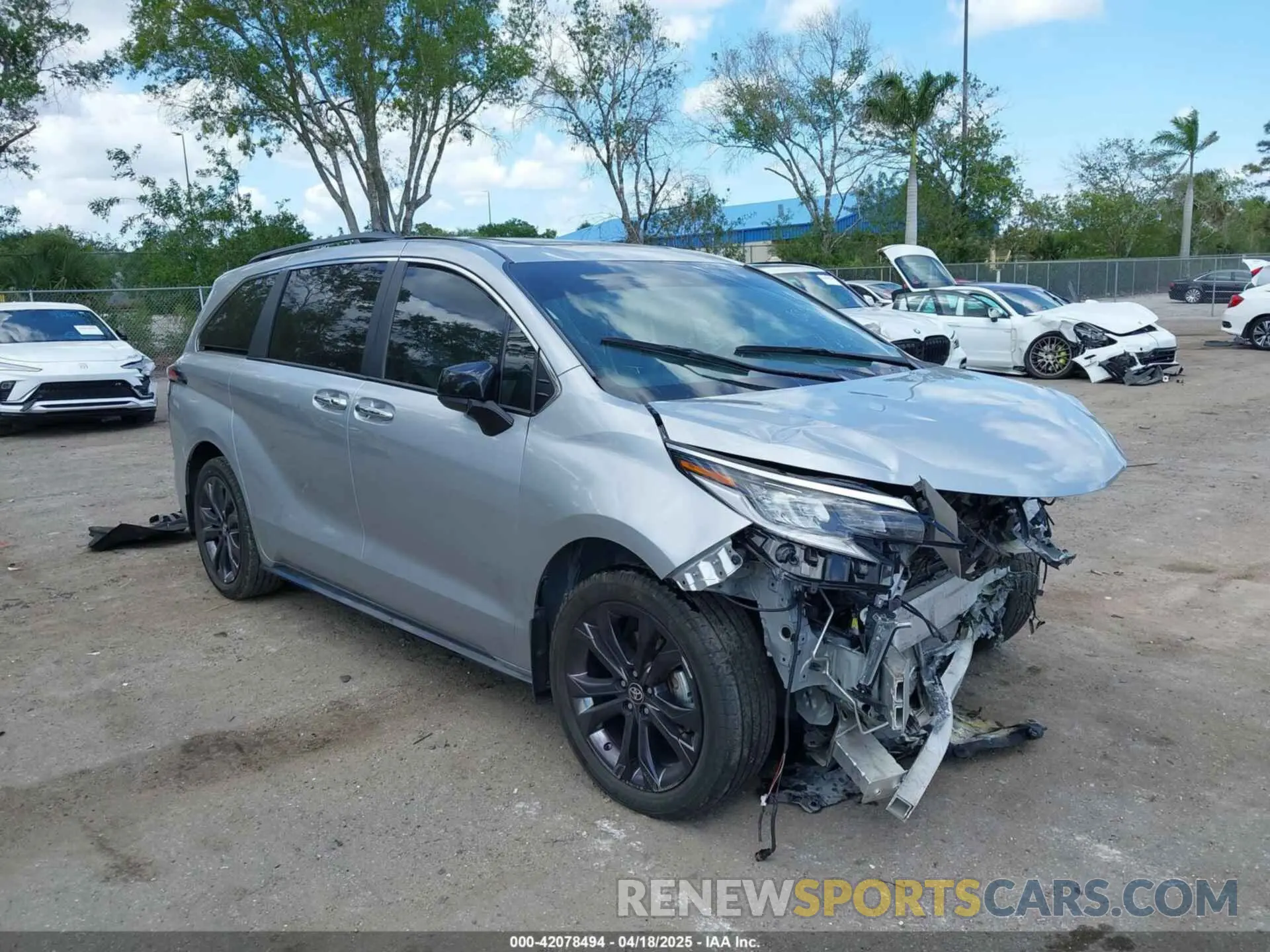 1 Фотография поврежденного автомобиля 5TDDRKEC4RS186108 TOYOTA SIENNA 2024
