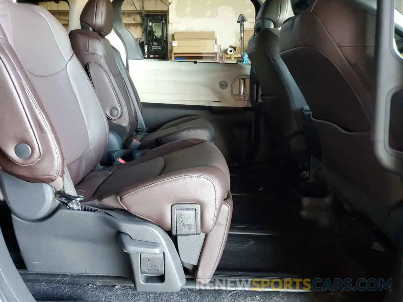 11 Photograph of a damaged car 5TDESKFC2RS128067 TOYOTA SIENNA 2024