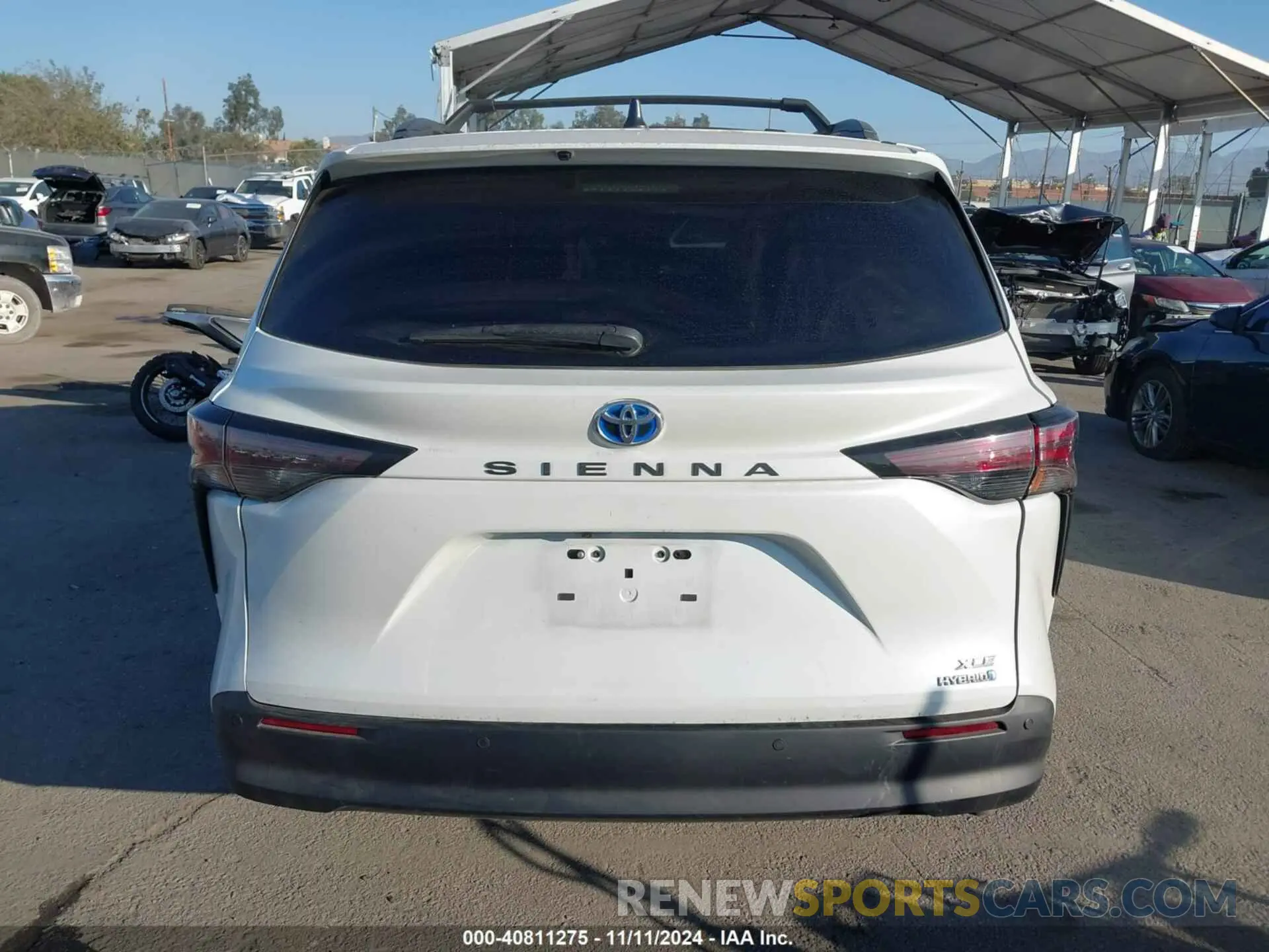 17 Photograph of a damaged car 5TDJRKEC5RS208071 TOYOTA SIENNA 2024