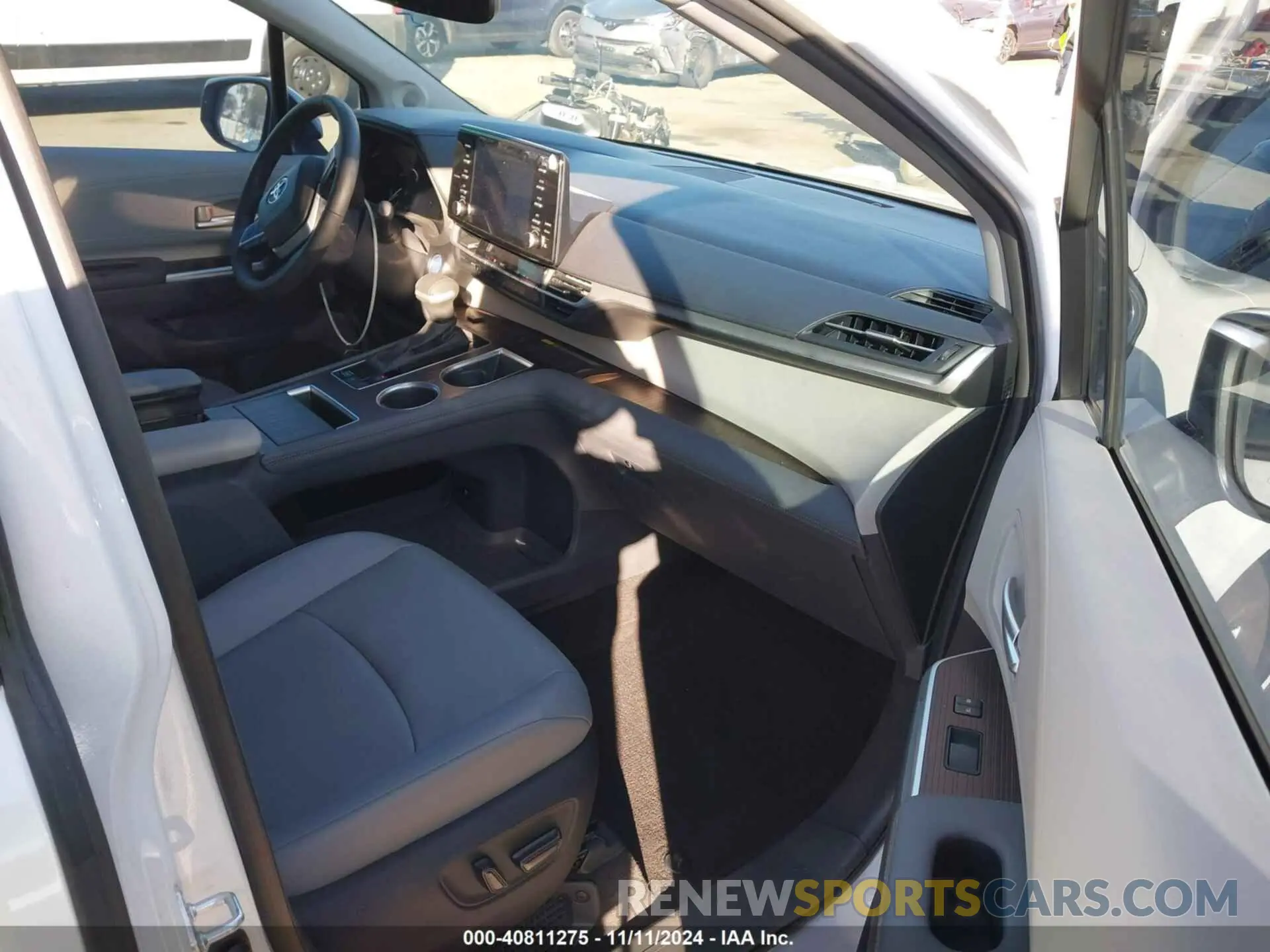 5 Photograph of a damaged car 5TDJRKEC5RS208071 TOYOTA SIENNA 2024