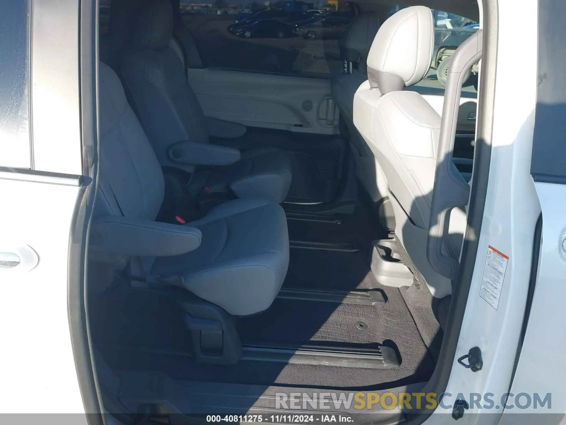 8 Photograph of a damaged car 5TDJRKEC5RS208071 TOYOTA SIENNA 2024
