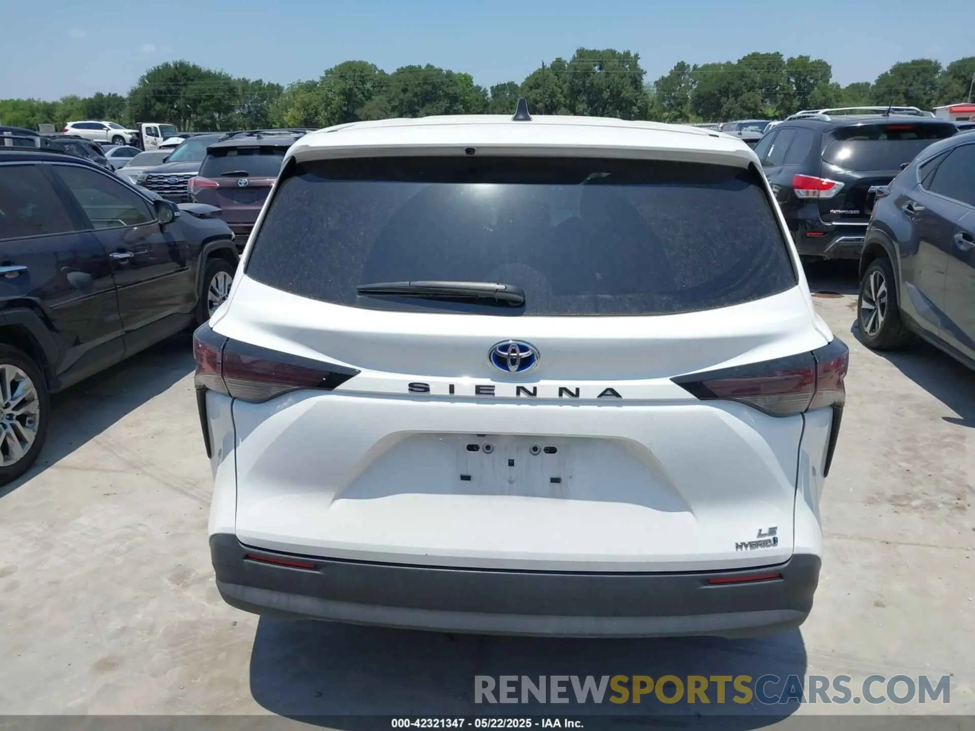 17 Photograph of a damaged car 5TDKRKEC0RS213442 TOYOTA SIENNA 2024