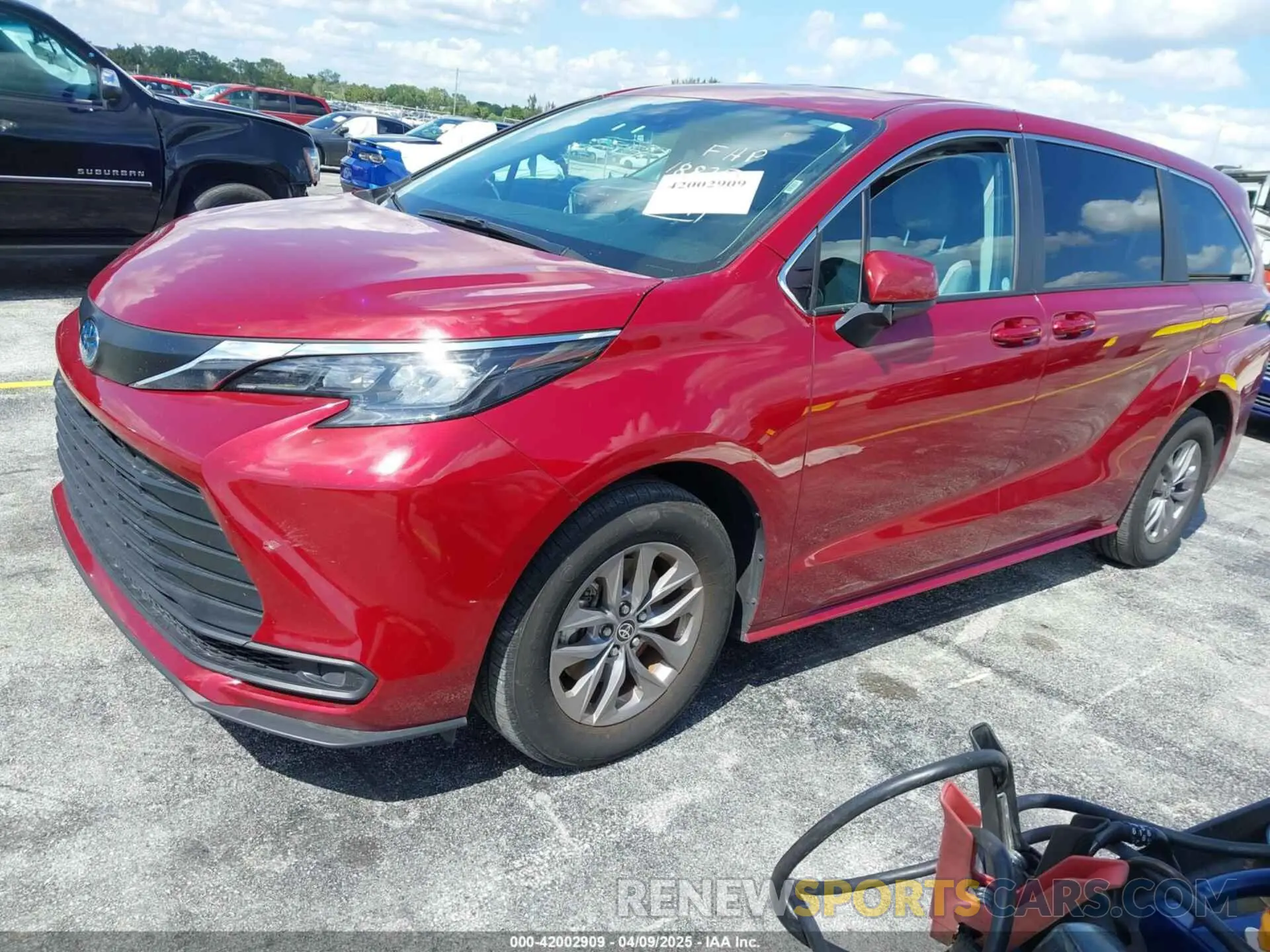 2 Фотография поврежденного автомобиля 5TDKRKEC4RS188352 TOYOTA SIENNA 2024