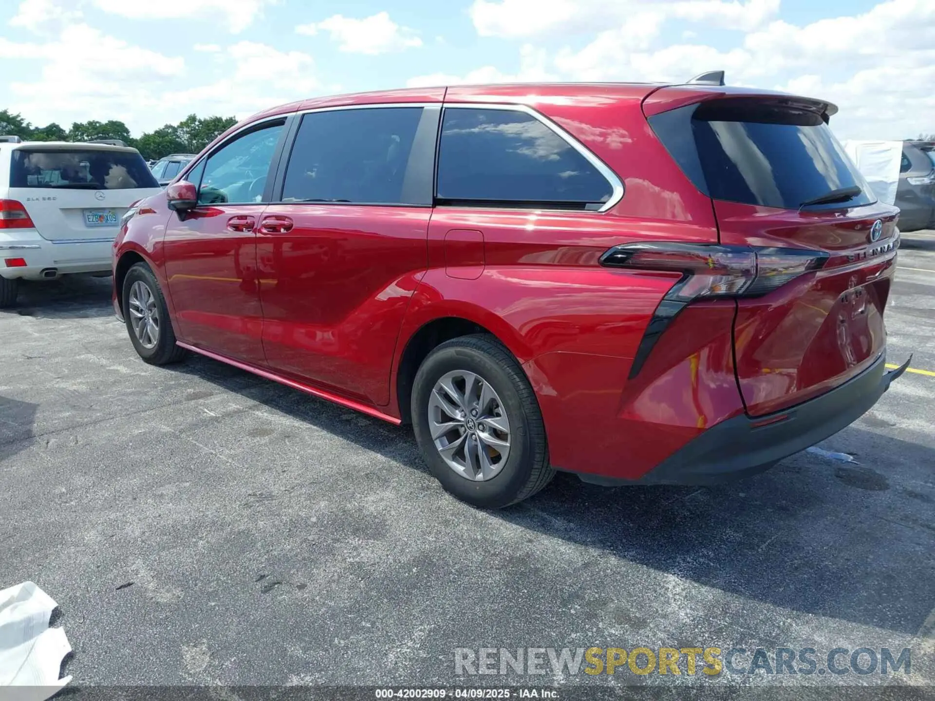 3 Фотография поврежденного автомобиля 5TDKRKEC4RS188352 TOYOTA SIENNA 2024