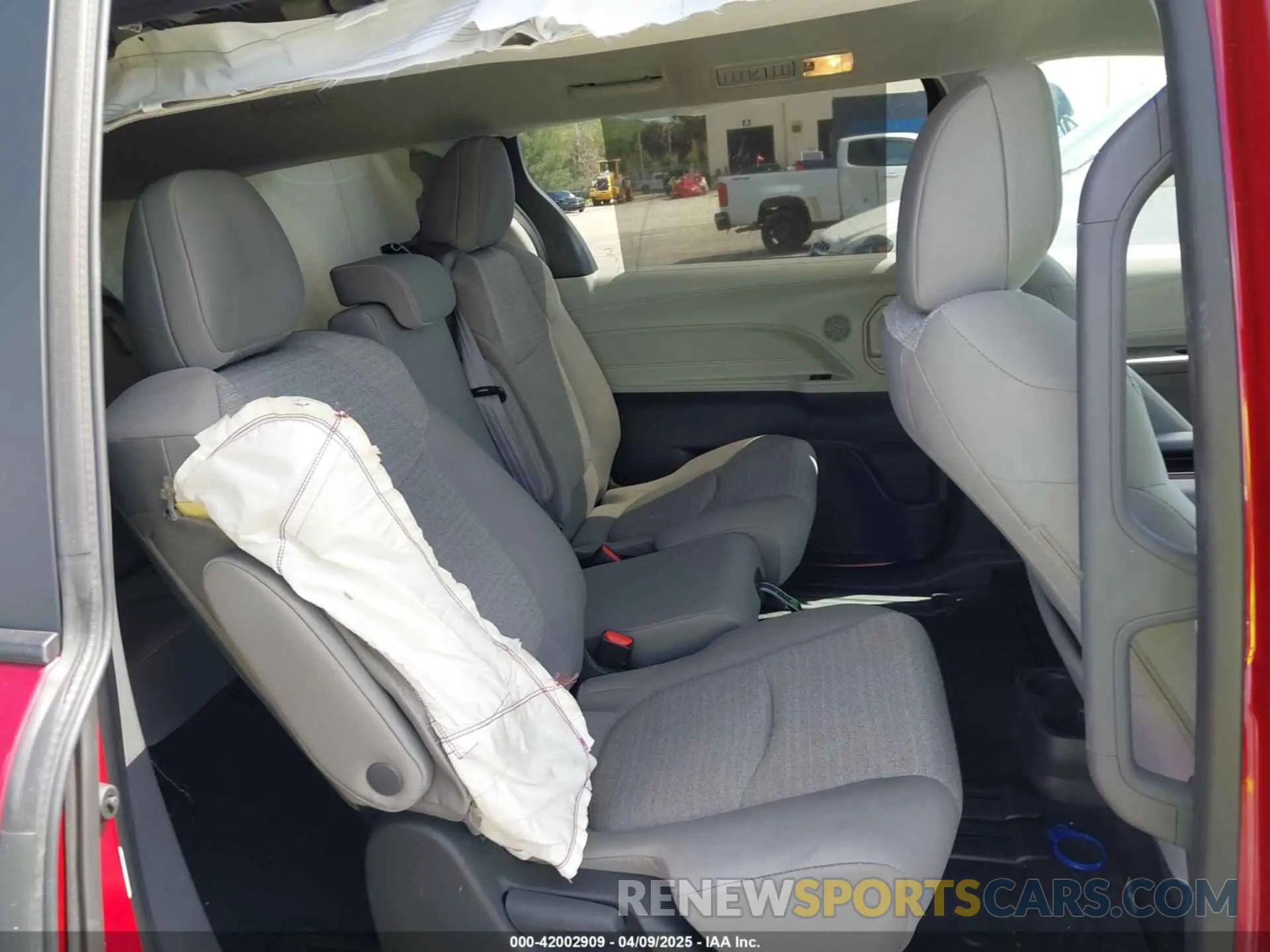 8 Фотография поврежденного автомобиля 5TDKRKEC4RS188352 TOYOTA SIENNA 2024