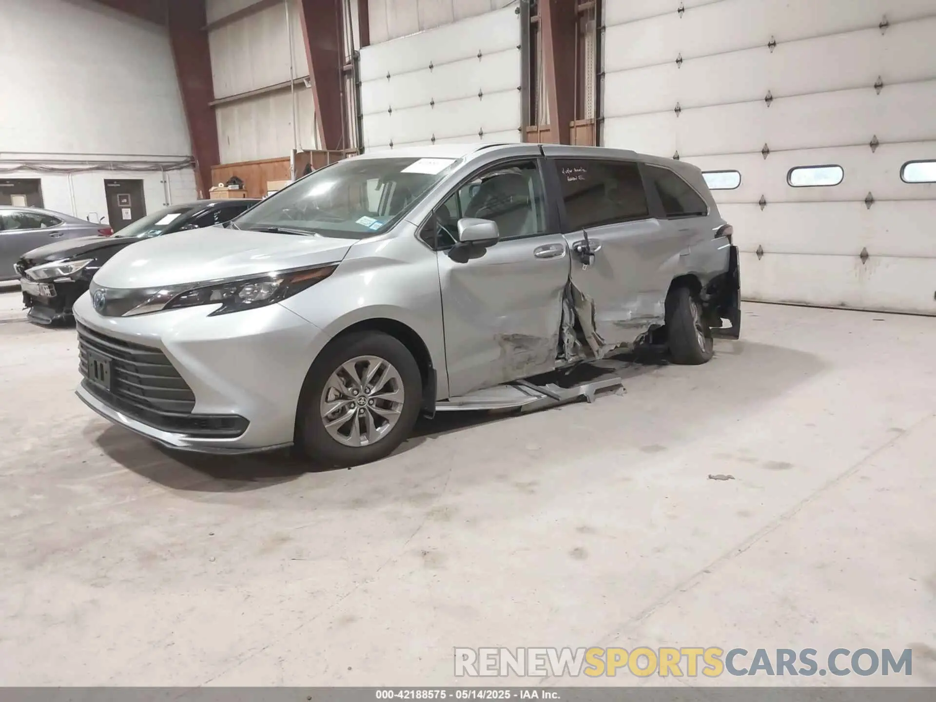 2 Фотография поврежденного автомобиля 5TDKRKEC6RS216152 TOYOTA SIENNA 2024