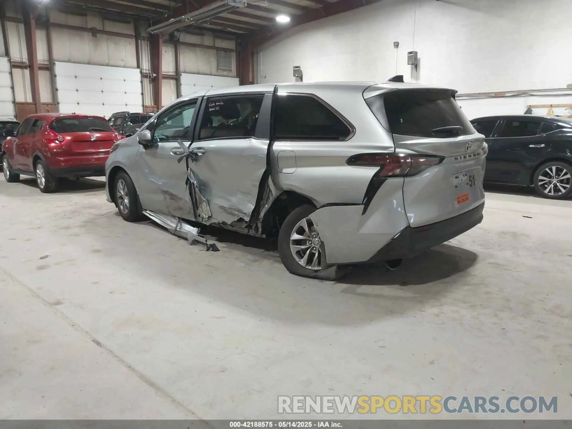3 Фотография поврежденного автомобиля 5TDKRKEC6RS216152 TOYOTA SIENNA 2024