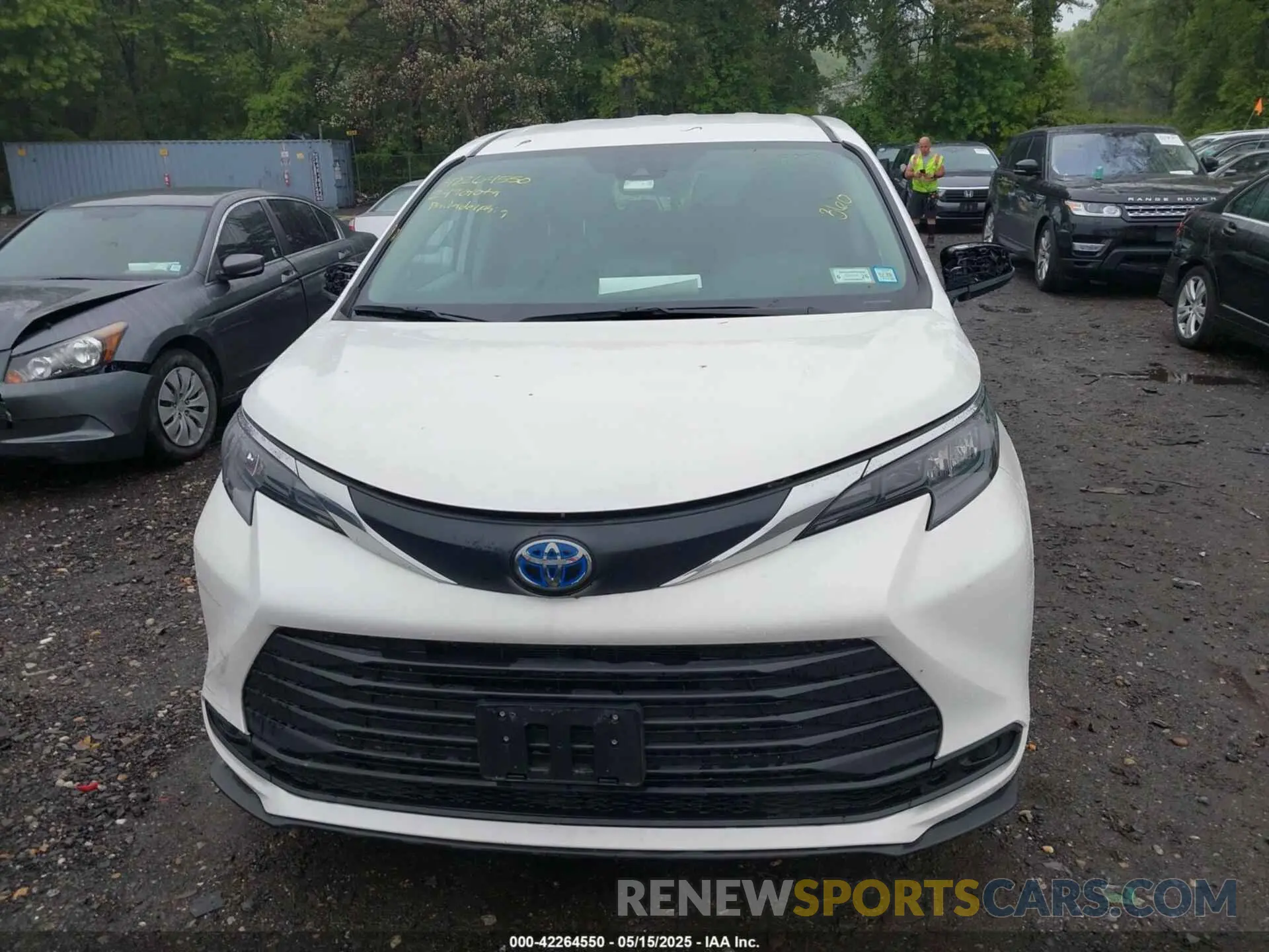 12 Photograph of a damaged car 5TDKRKEC8RS209493 TOYOTA SIENNA 2024