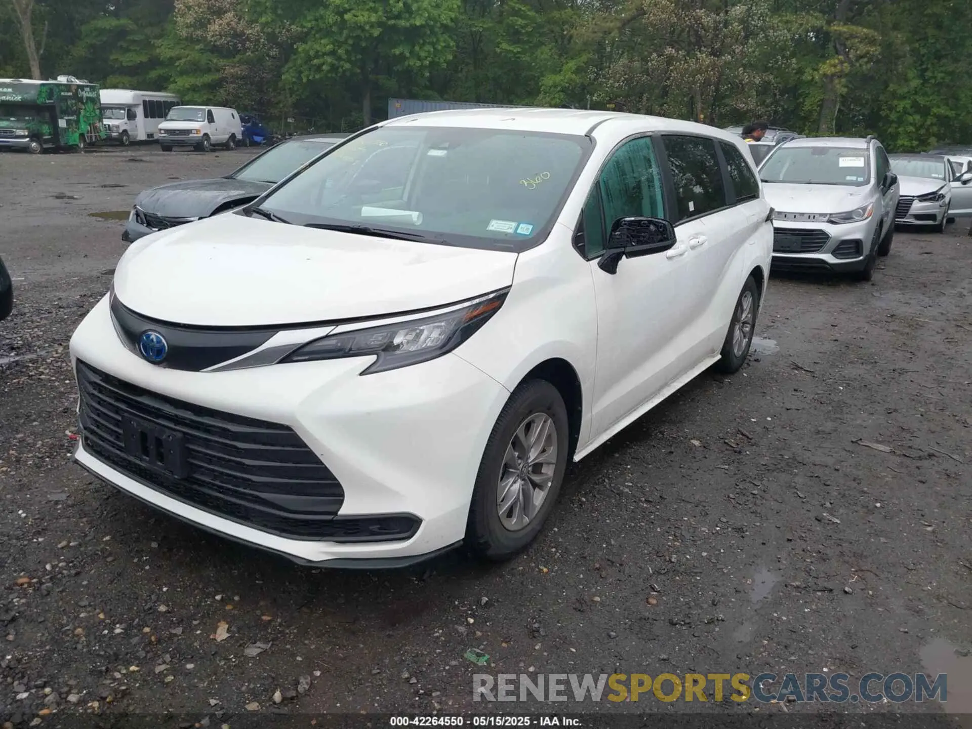 2 Photograph of a damaged car 5TDKRKEC8RS209493 TOYOTA SIENNA 2024