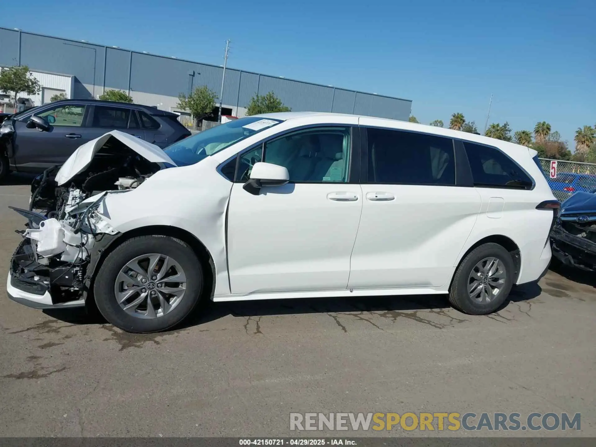 15 Photograph of a damaged car 5TDKRKEC9RS214976 TOYOTA SIENNA 2024