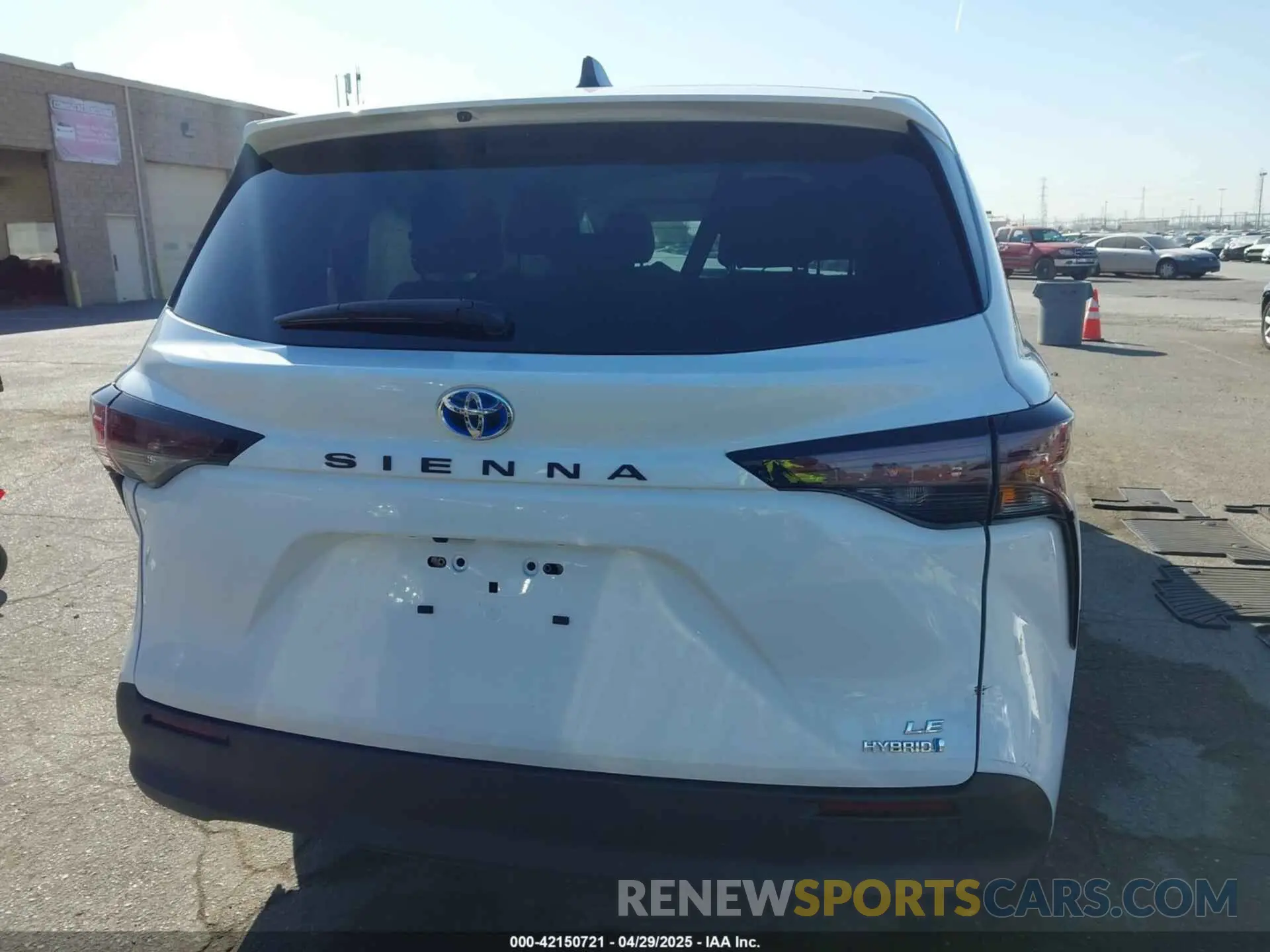 17 Photograph of a damaged car 5TDKRKEC9RS214976 TOYOTA SIENNA 2024