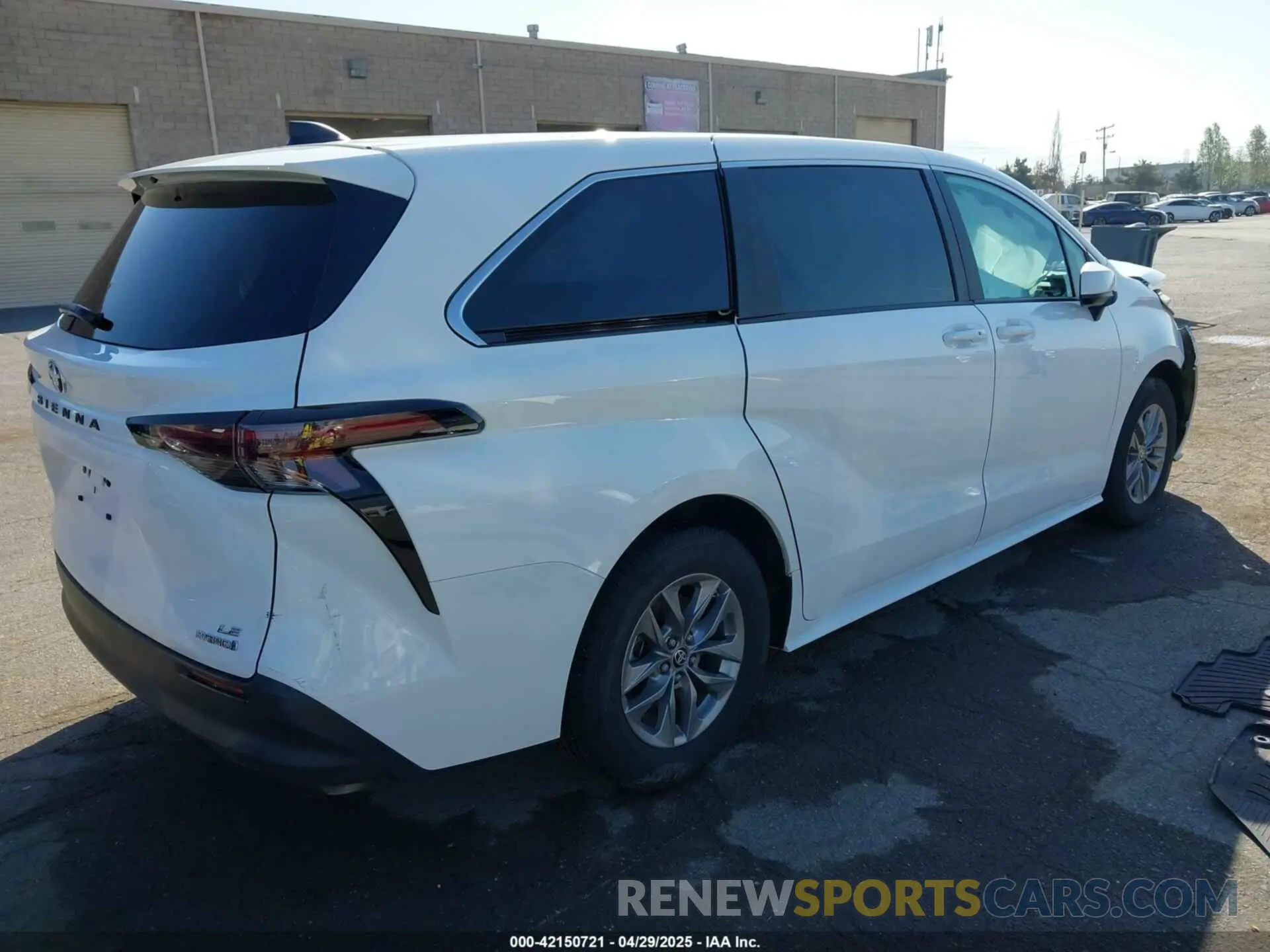 4 Photograph of a damaged car 5TDKRKEC9RS214976 TOYOTA SIENNA 2024