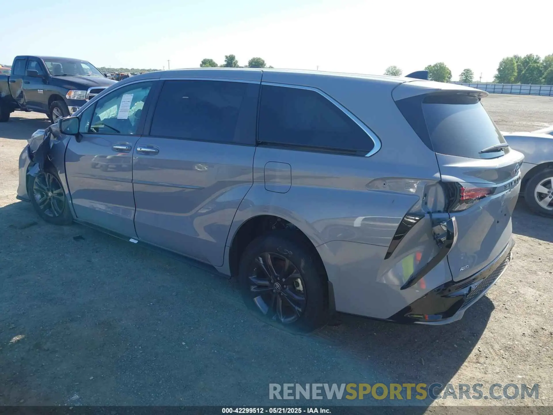 3 Photograph of a damaged car 5TDXSKFC0RS135429 TOYOTA SIENNA 2024