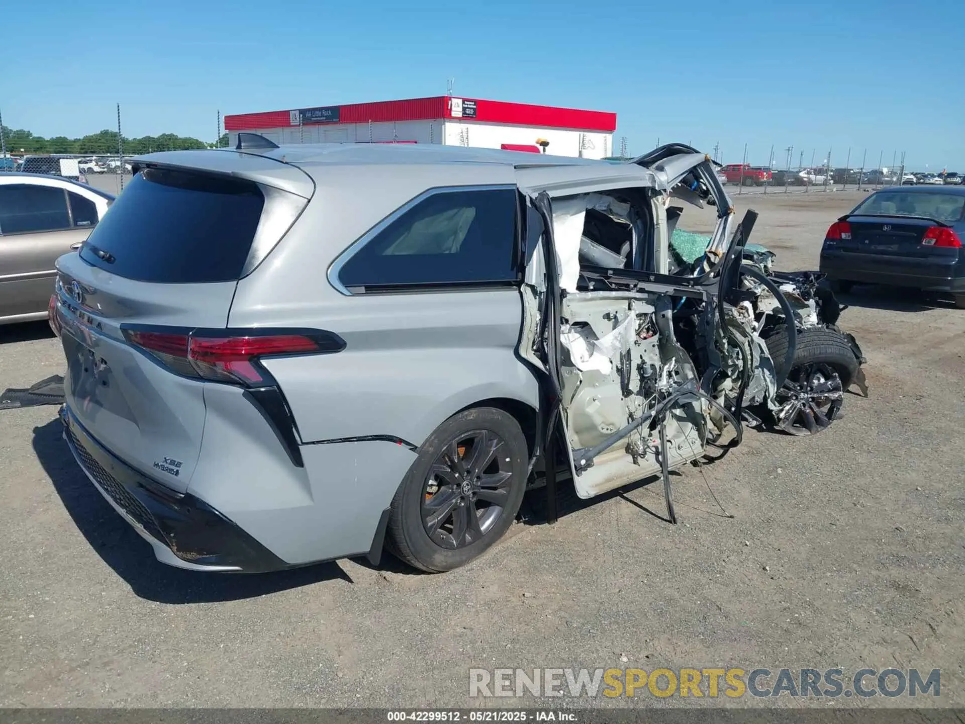 4 Photograph of a damaged car 5TDXSKFC0RS135429 TOYOTA SIENNA 2024