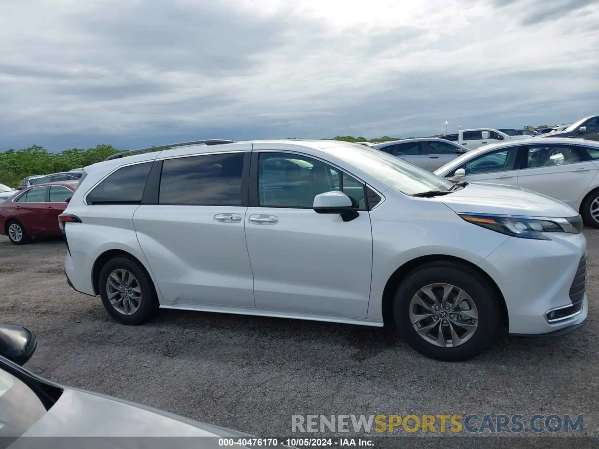 13 Photograph of a damaged car 5TDYRKEC1RS184639 TOYOTA SIENNA 2024