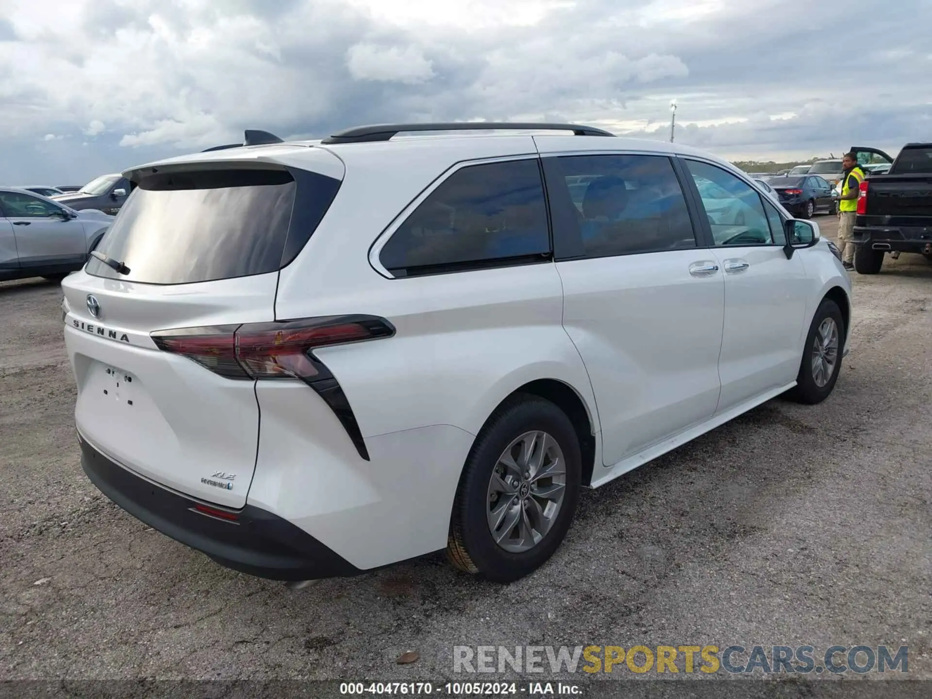 4 Photograph of a damaged car 5TDYRKEC1RS184639 TOYOTA SIENNA 2024