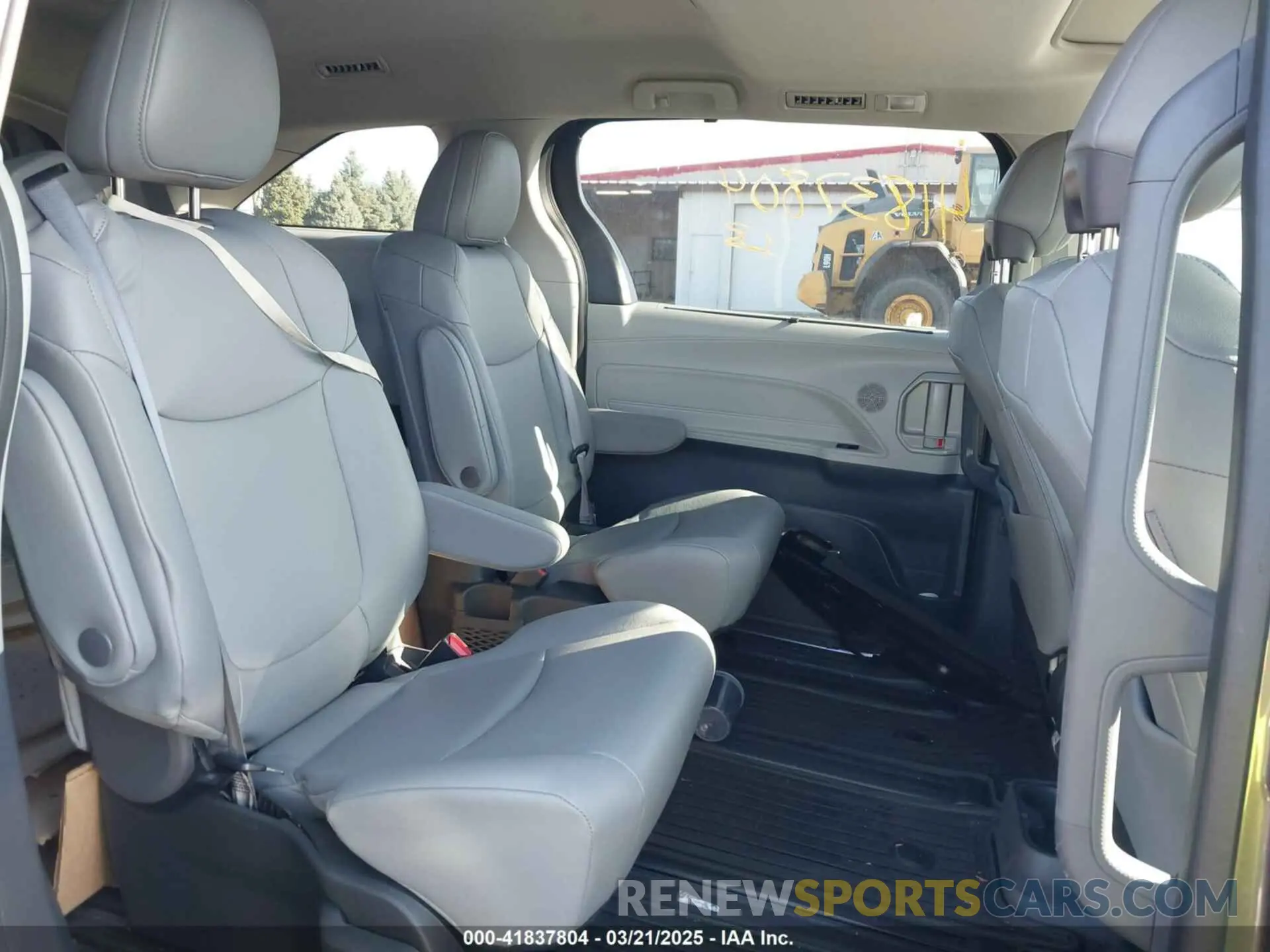 8 Photograph of a damaged car 5TDYRKEC3RS218404 TOYOTA SIENNA 2024