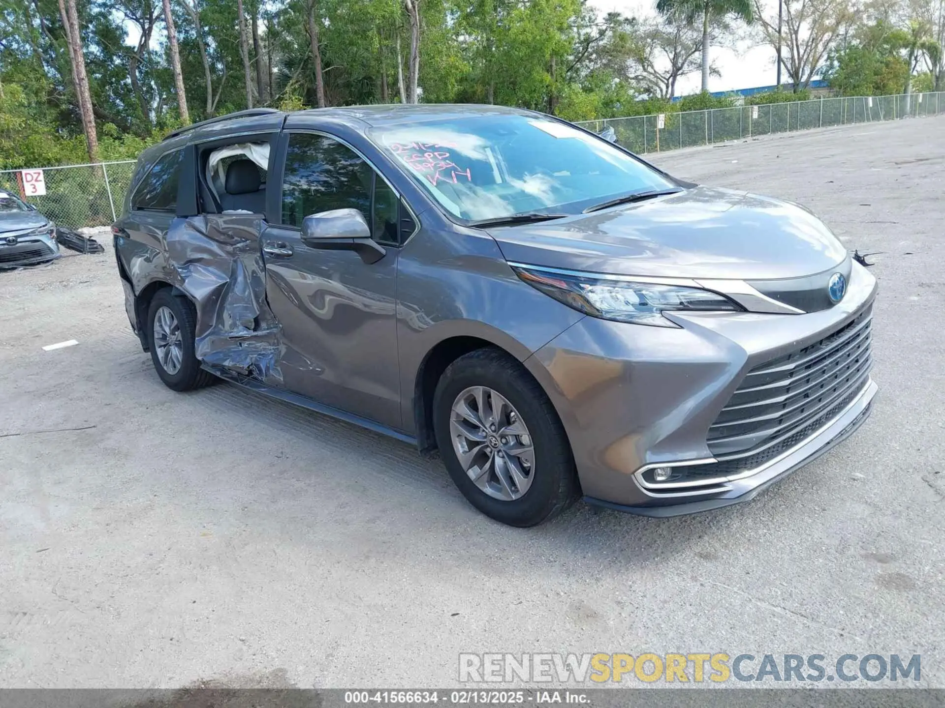 1 Фотография поврежденного автомобиля 5TDYRKEC7RS224934 TOYOTA SIENNA 2024