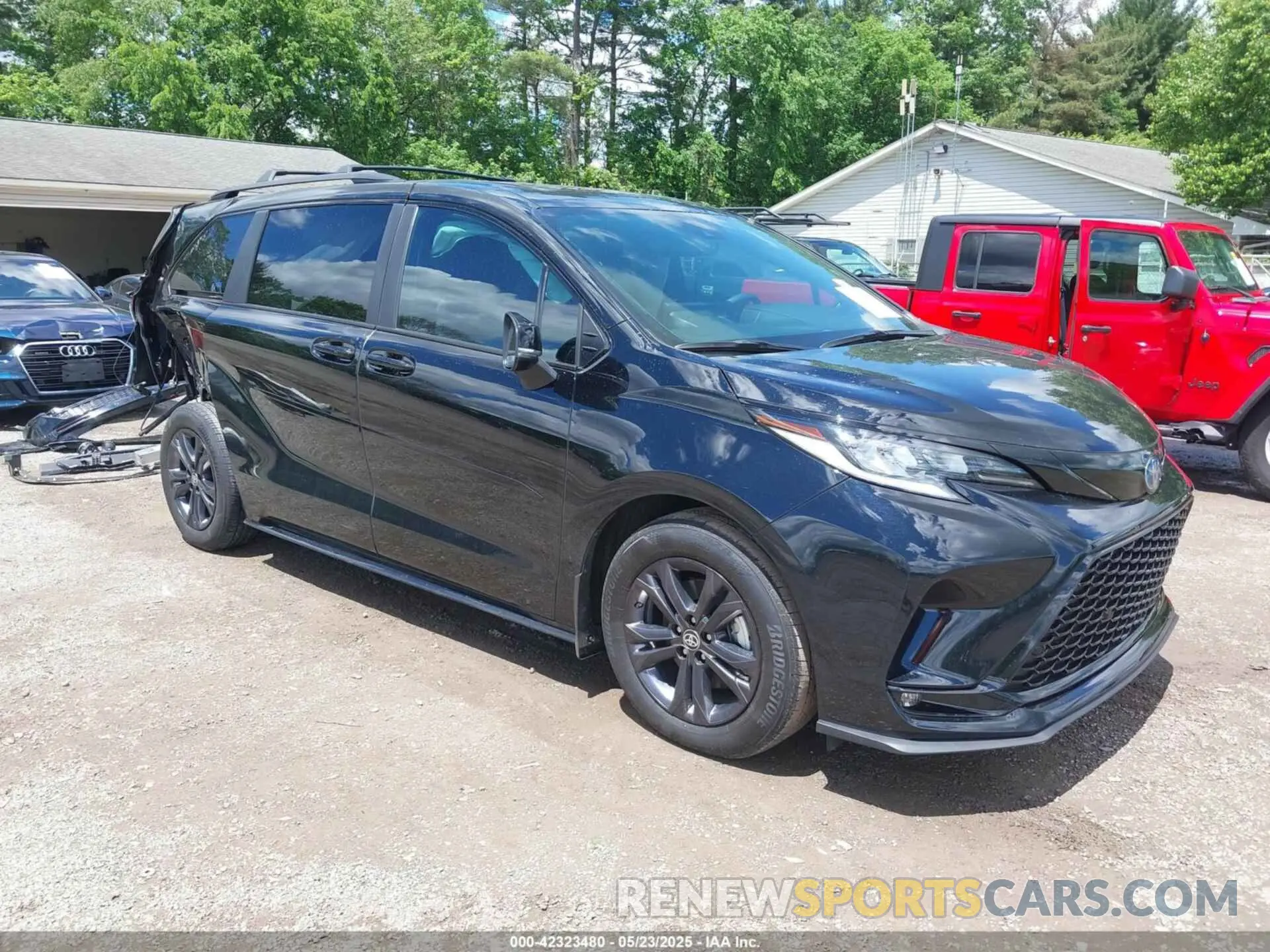 1 Фотография поврежденного автомобиля 5TDCSKFCXSS156213 TOYOTA SIENNA 2025