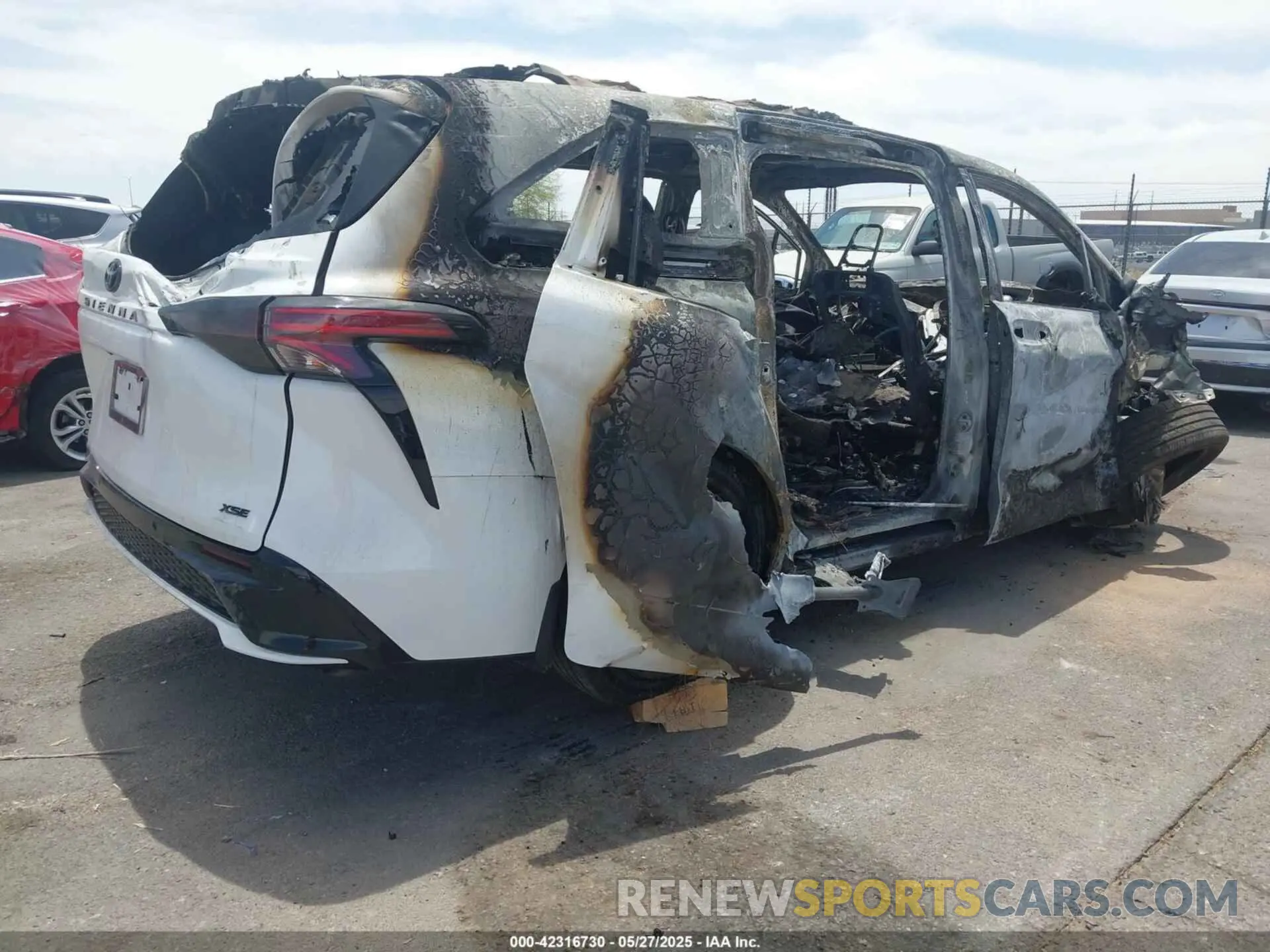 4 Photograph of a damaged car 5TDDRKEC7SS229054 TOYOTA SIENNA 2025