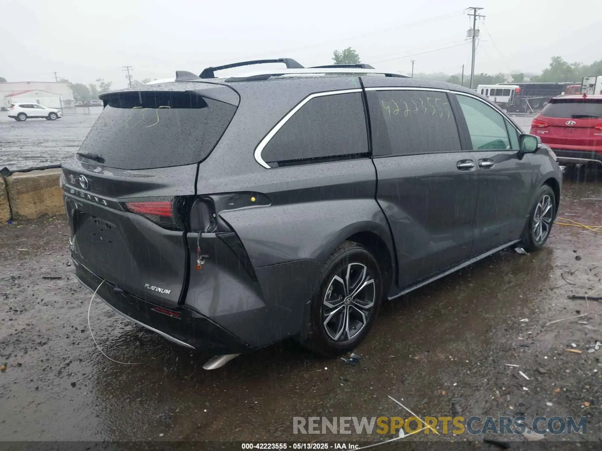 4 Photograph of a damaged car 5TDESKFC7SS171311 TOYOTA SIENNA 2025
