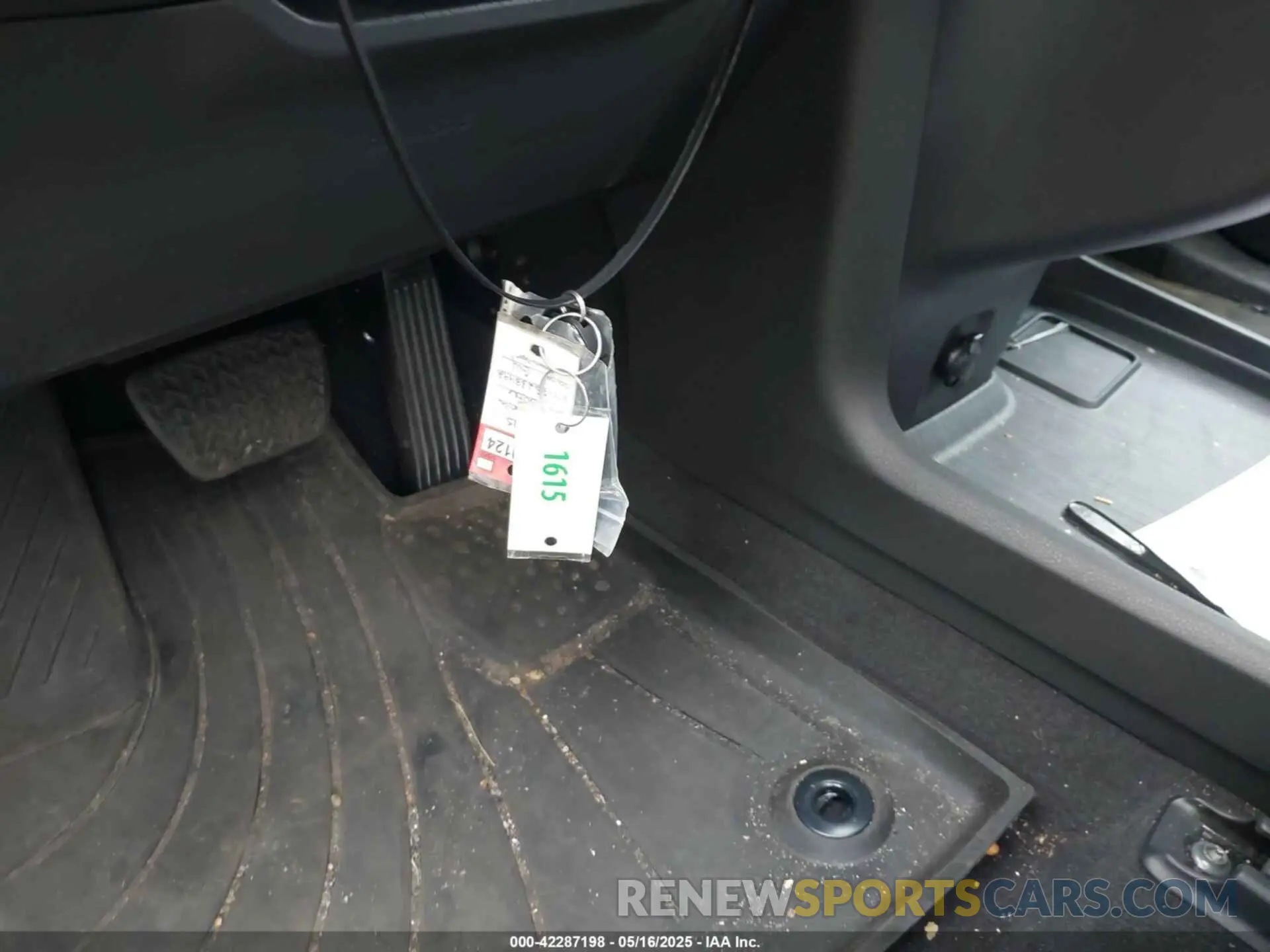 11 Photograph of a damaged car 5TDJRKEC3SS233492 TOYOTA SIENNA 2025