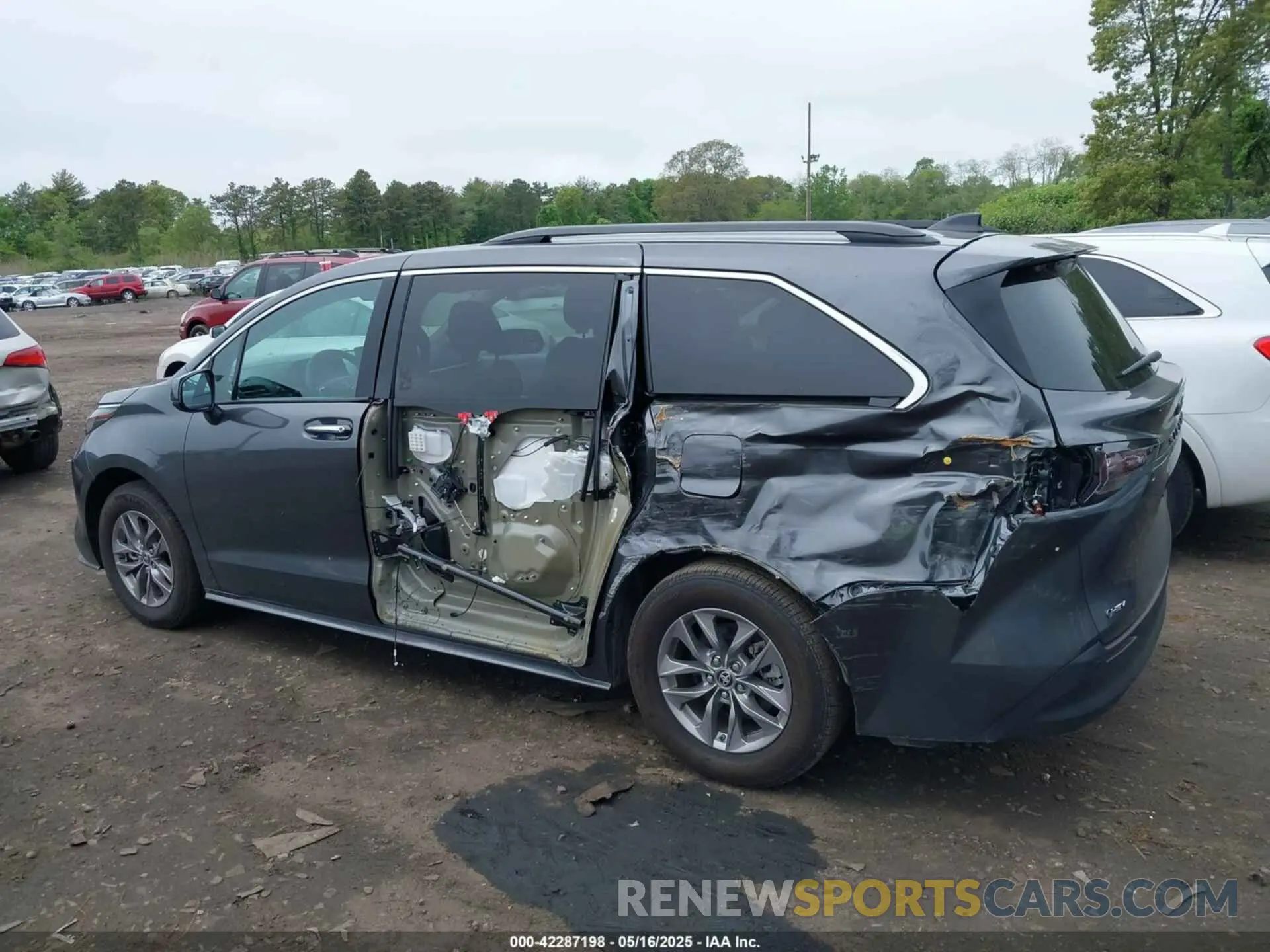 14 Photograph of a damaged car 5TDJRKEC3SS233492 TOYOTA SIENNA 2025