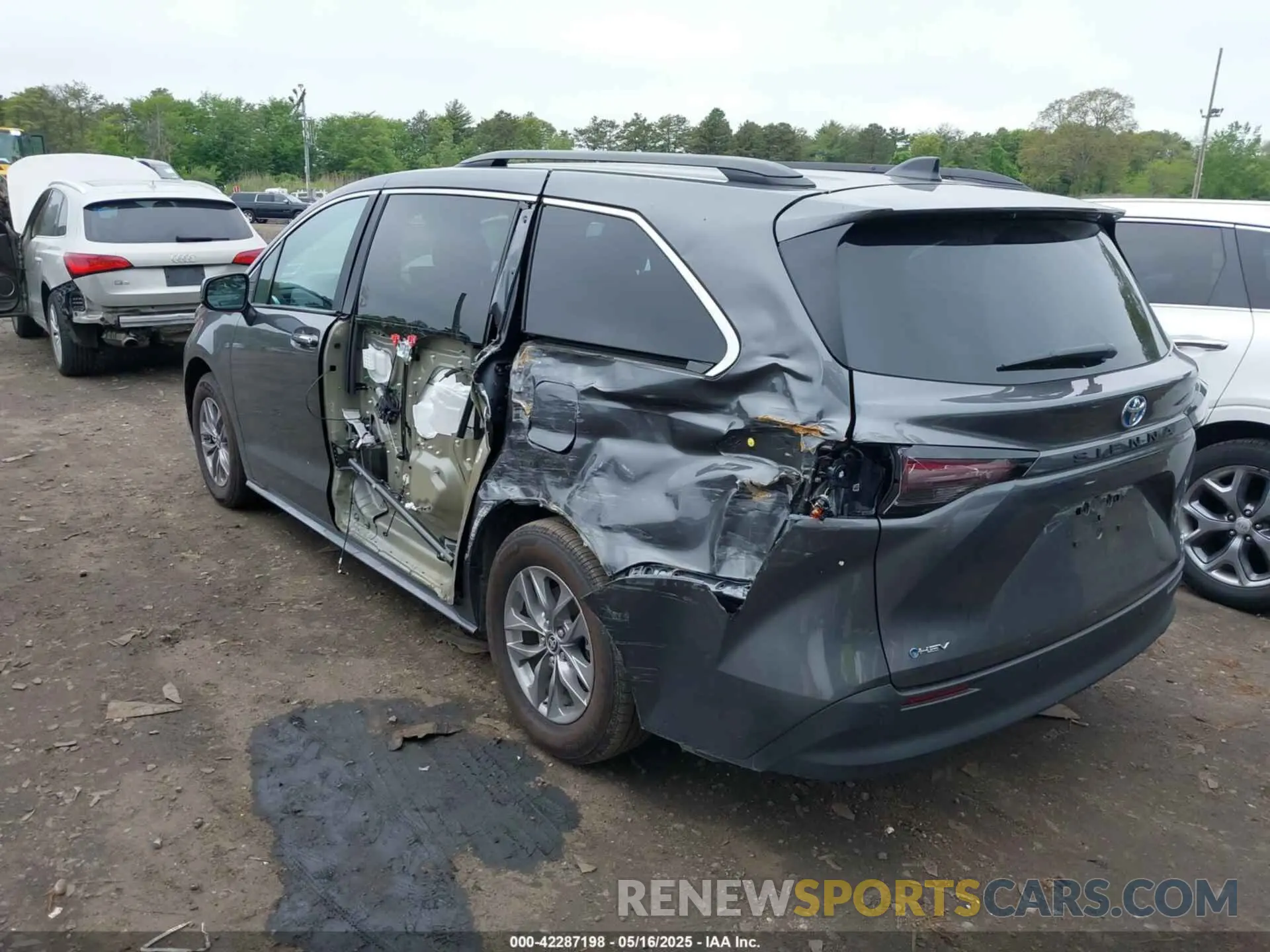 3 Photograph of a damaged car 5TDJRKEC3SS233492 TOYOTA SIENNA 2025