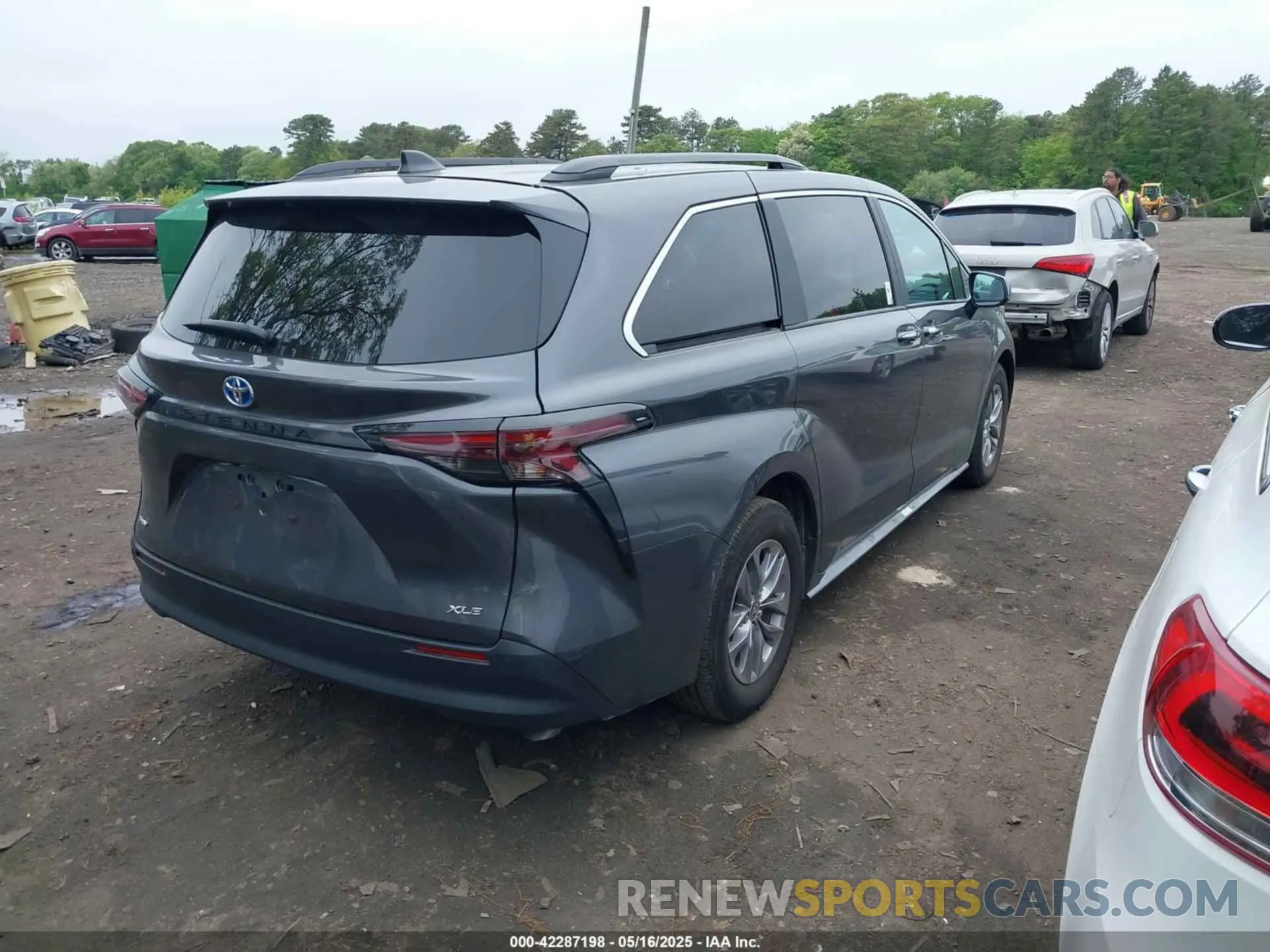 4 Photograph of a damaged car 5TDJRKEC3SS233492 TOYOTA SIENNA 2025