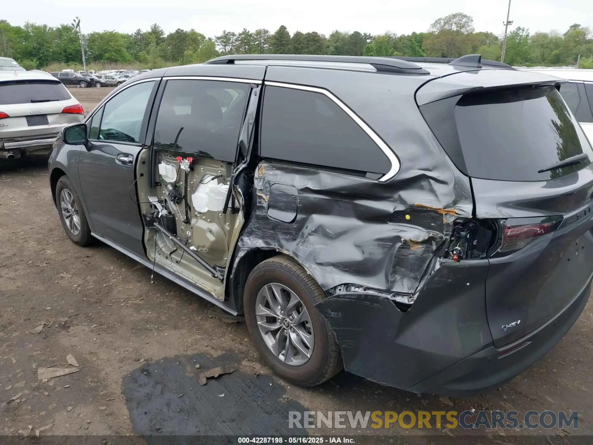 6 Photograph of a damaged car 5TDJRKEC3SS233492 TOYOTA SIENNA 2025