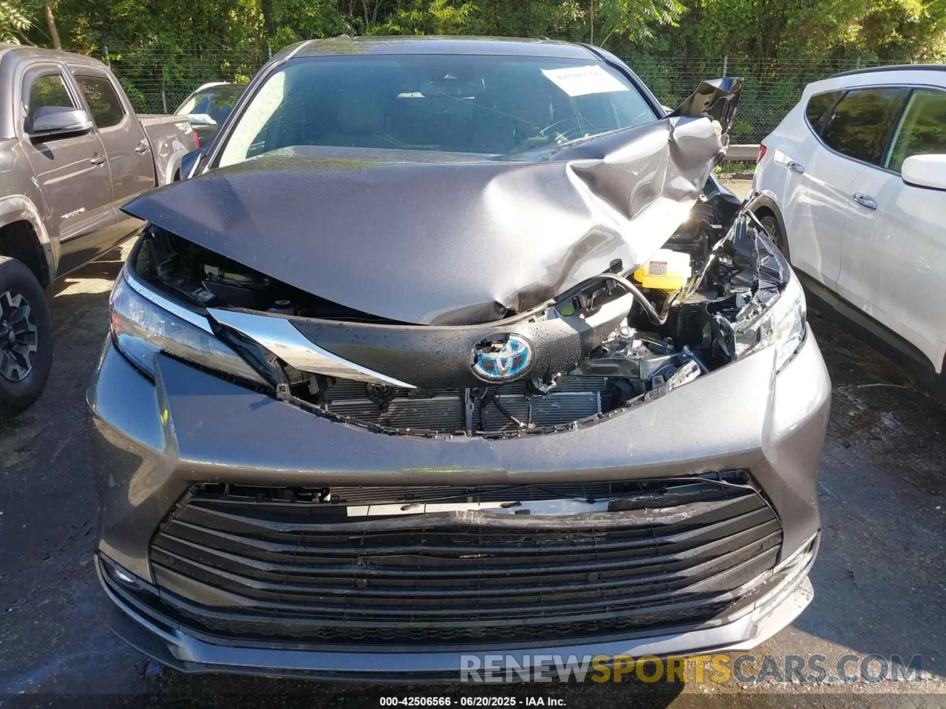 12 Photograph of a damaged car 5TDYSKFC1SS171804 TOYOTA SIENNA 2025