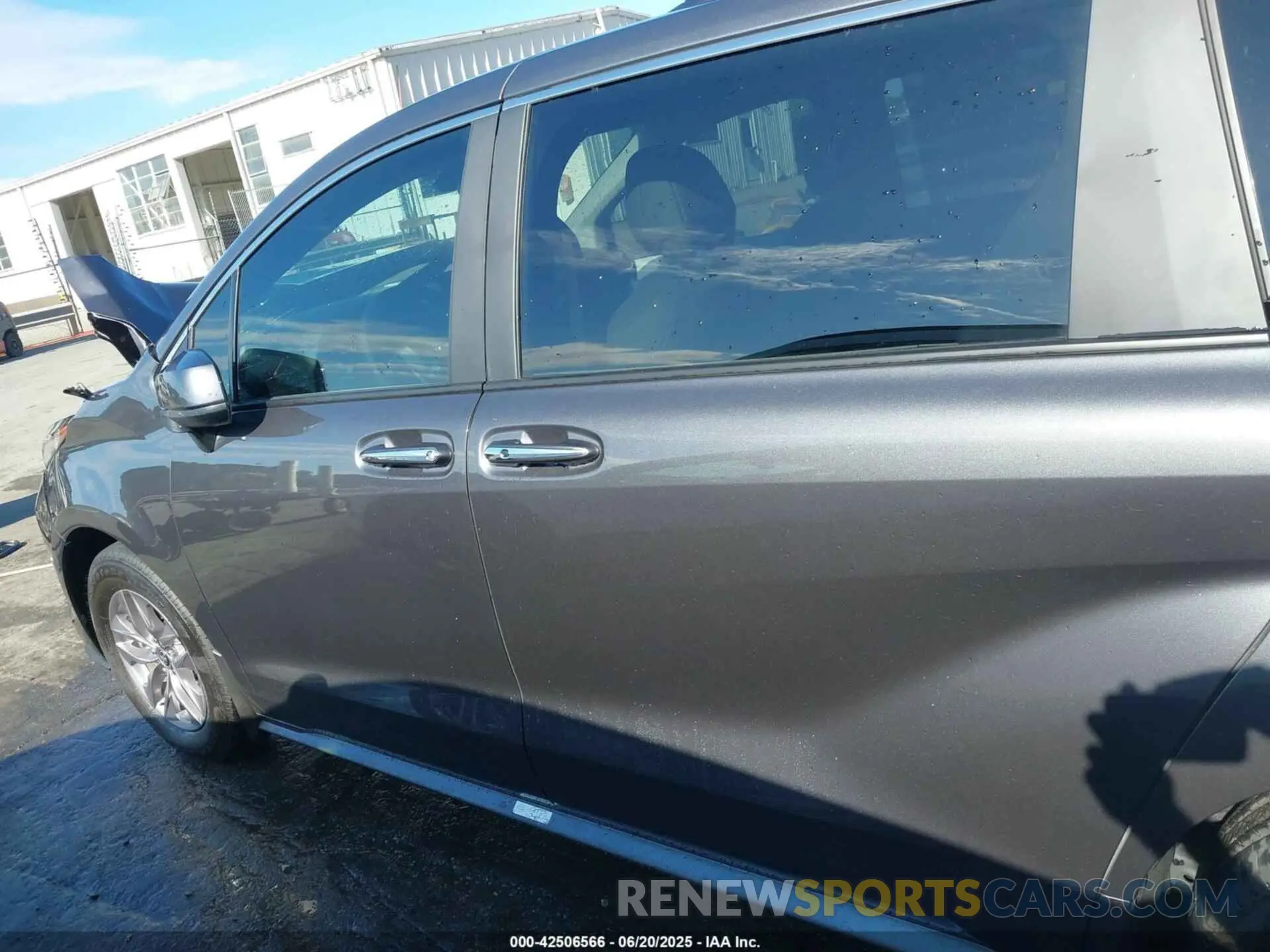 14 Photograph of a damaged car 5TDYSKFC1SS171804 TOYOTA SIENNA 2025